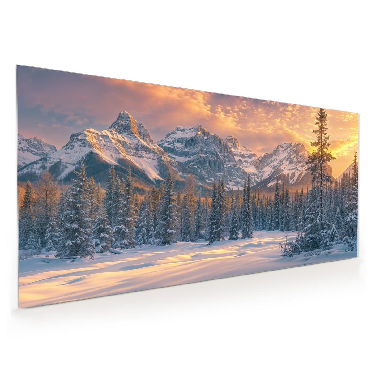 Küchenrückwand aus Glas im Hochformat mit Motiv Winterwald vor Bergen: Verschneiter Nadelwald vor schneebedeckten Bergen unter orange-goldenem Abendhimmel.