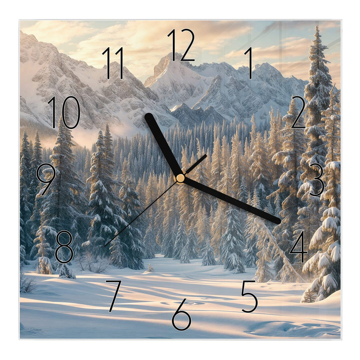 Wanduhr aus Glas, Ziffernblatt Elegant: Verschneiter Tannenwald vor Bergkette im warmen Morgenlicht #ziffernblatt_Elegant