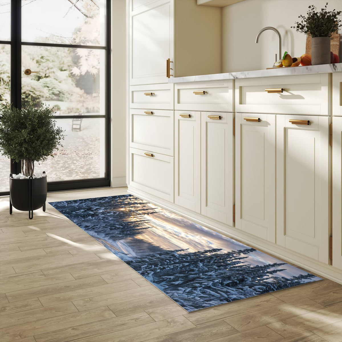 Feuchtigkeitsresistenter Küchenteppich mit Motiv Winterflusswald in heller Küche