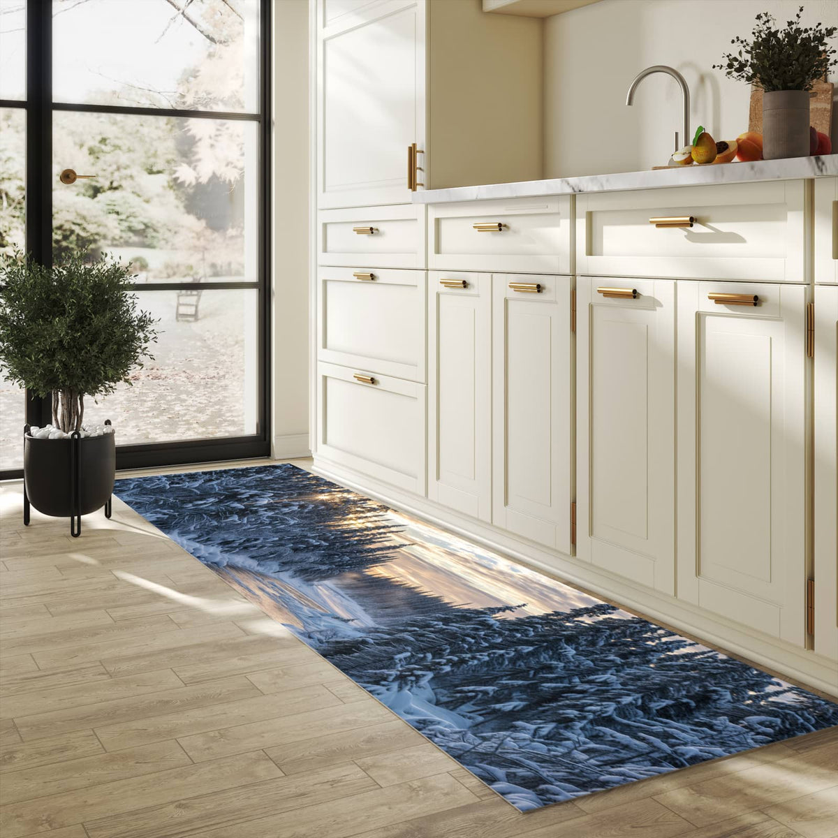 Läufer für die Küche mit Motiv Winterflusswald in heller Küche für Ordnung