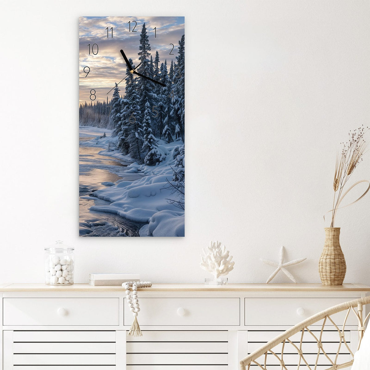 Wanduhr Winterflusswald aus Glas – Hochformat 30 × 60 cm – Fluss zwischen verschneiten Tannen