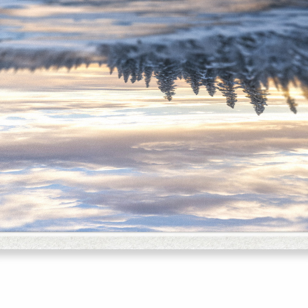 Bodenschonender rutschfester Küchenläufer mit Motiv Winterflusswald in seitlicher Ansicht