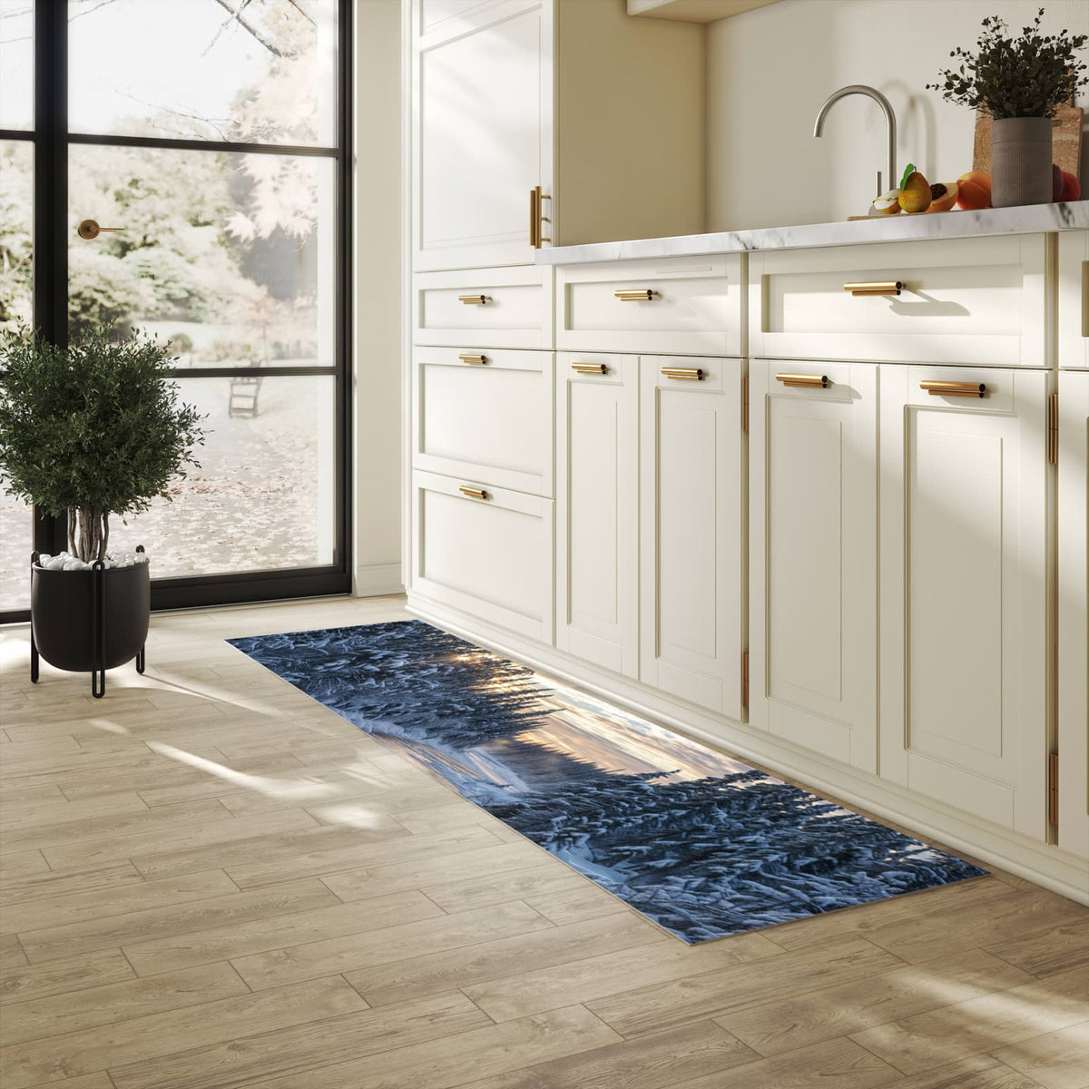 Hygienischer Küchenteppich mit Motiv Winterflusswald in heller Küche