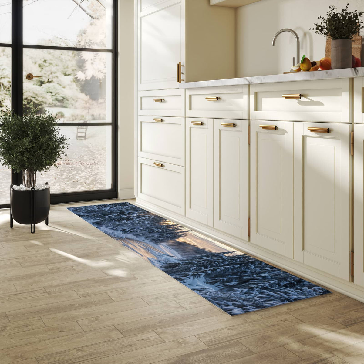 Strapazierfähiger Küchenteppich mit Motiv Winterflusswald in heller Küche