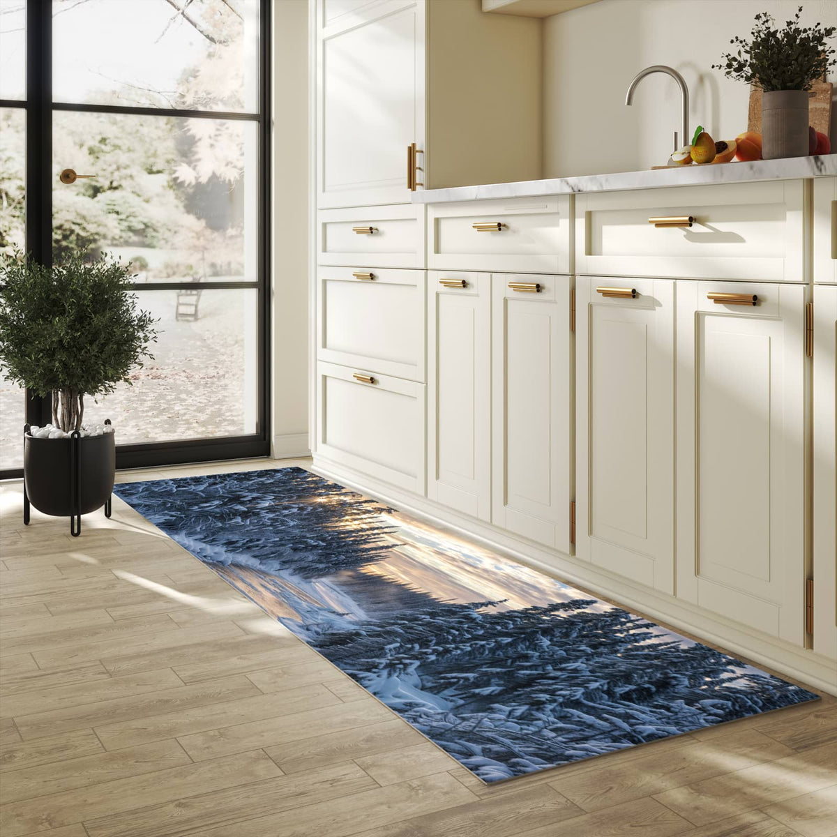 Bodenschonender Küchenteppich mit Motiv Winterflusswald in heller Küche