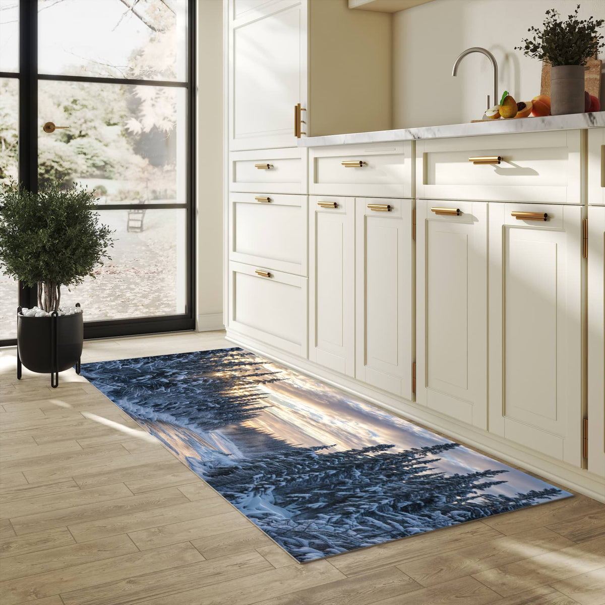 Farbbeständiger Küchenläufer mit Motiv Winterflusswald in heller Küche