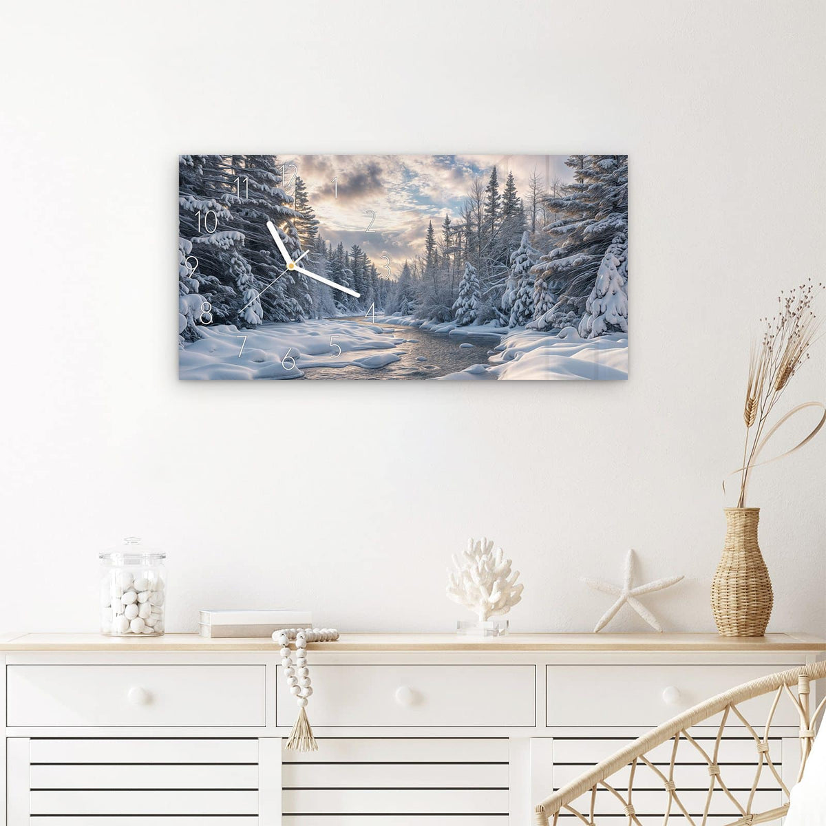 Wanduhr Winterfluss aus Glas – Querformat 60 × 30 cm – Zugefrorener Fluss im Tannenwald