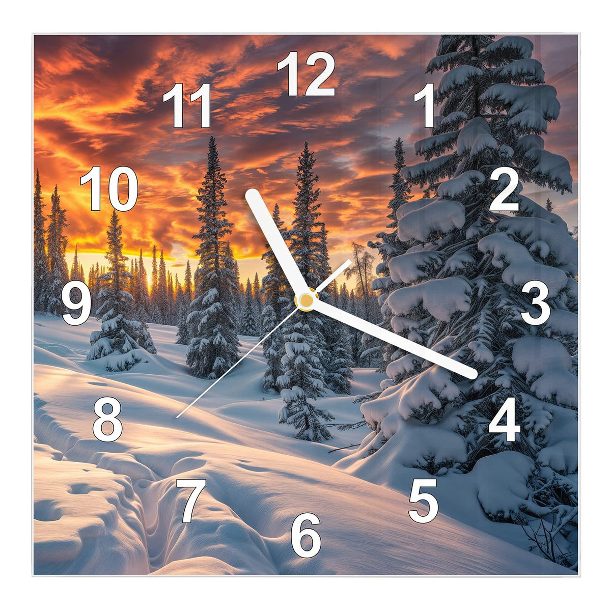 Wanduhr aus Glas, Ziffernblatt Modern: Verschneiter Nadelwald mit tiefen Schneewehen unter feurig rot-orangem Abendhimmel #ziffernblatt_Modern