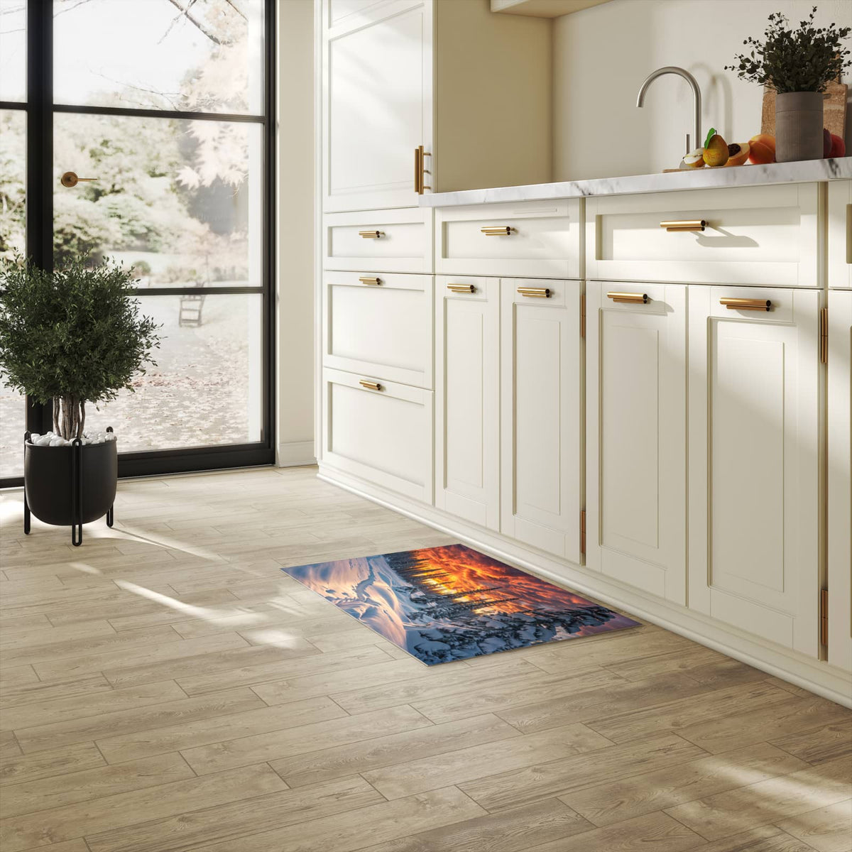 Feuchtigkeitsresistenter Küchenteppich mit Motiv Winter Sonnenuntergang in heller Küche