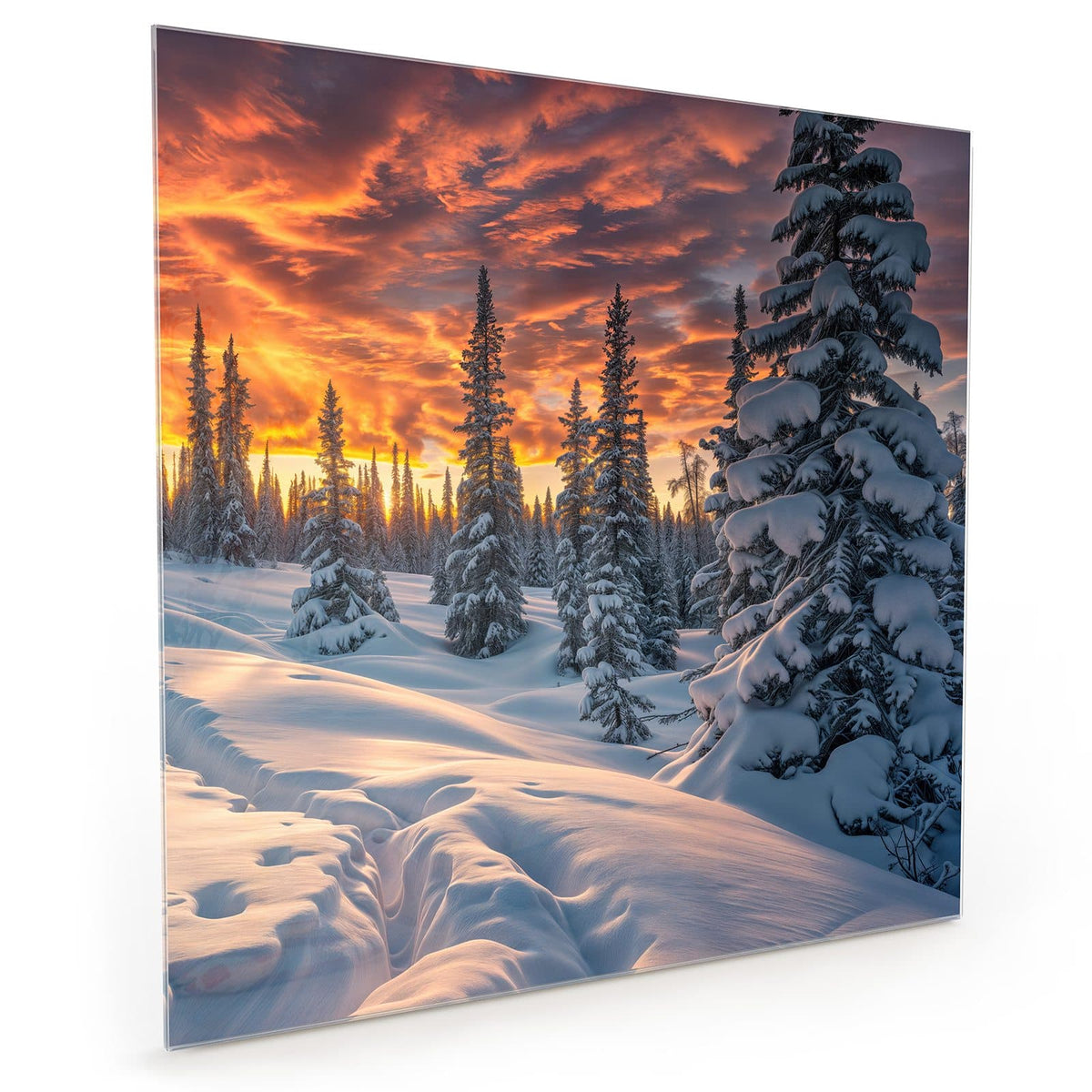Küchenrückwand aus Glas im quadratischen Format: Verschneiter Nadelwald mit tiefen Schneewehen unter feurig rot-orangem Abendhimmel #grösse_40 x 40 cm #grösse_50 x 50 cm #grösse_60 x 60 cm