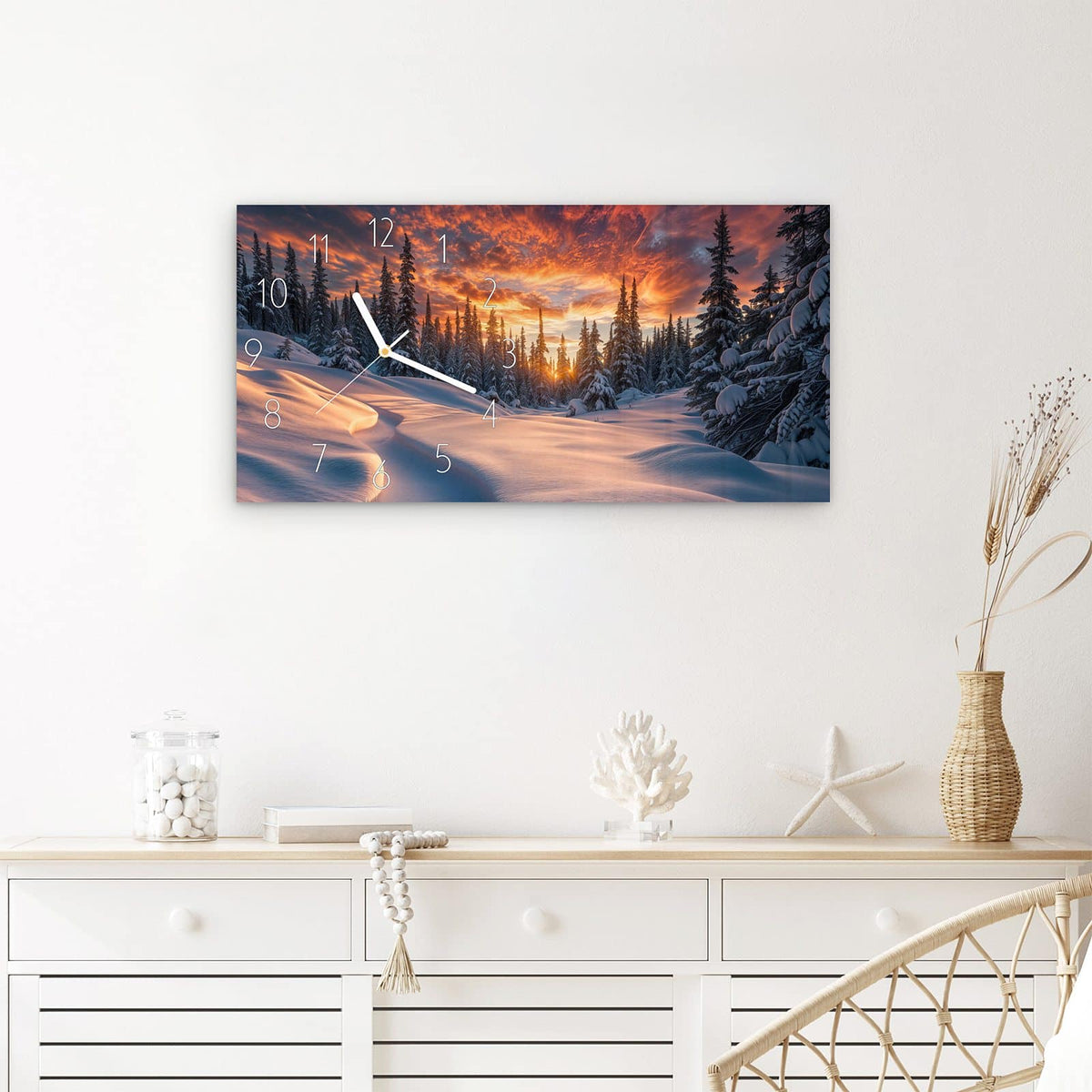 Wanduhr Winterlandschaft Sonne aus Glas – Querformat 60 × 30 cm – Tannen rahmen verschneiten Sonnenuntergang