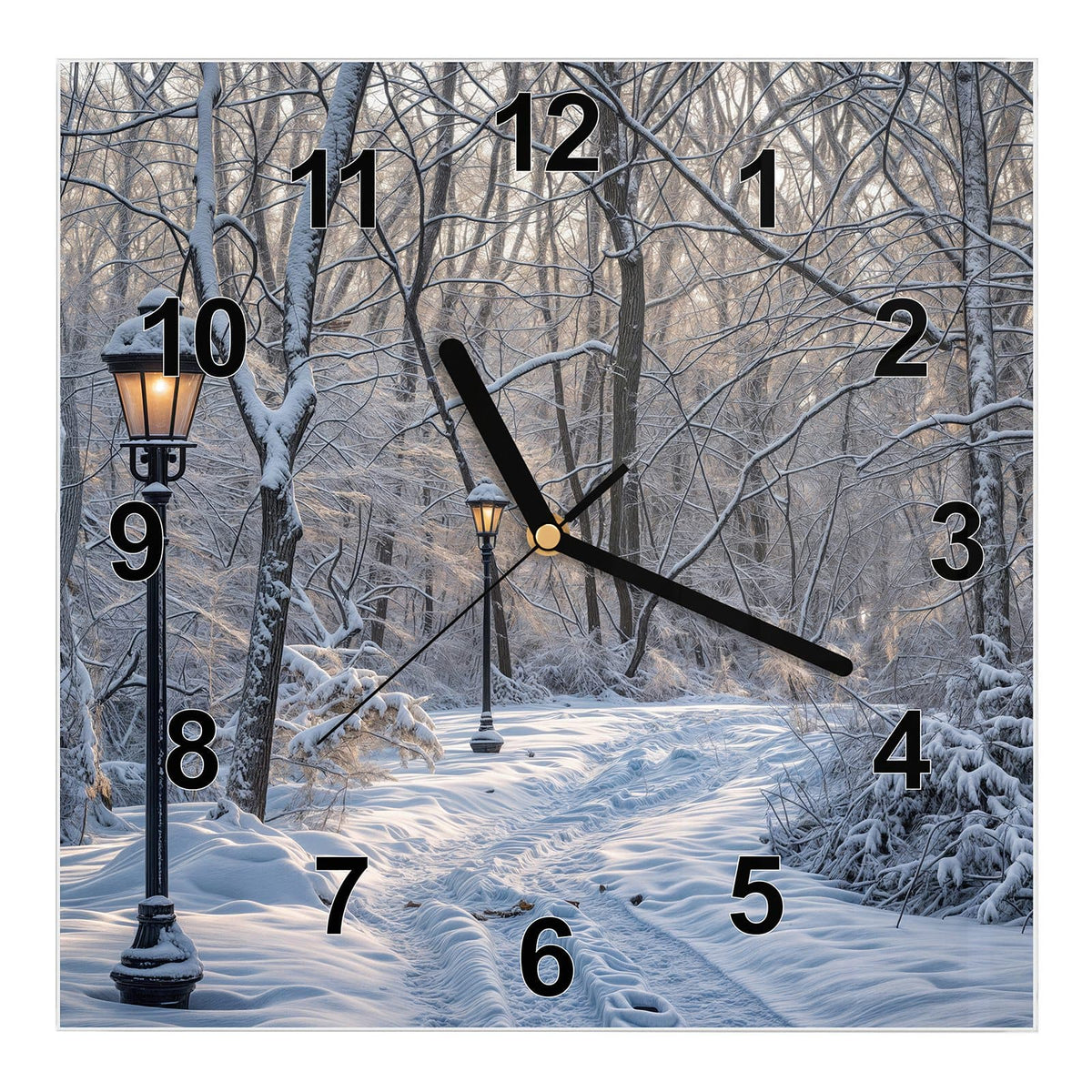 Wanduhr aus Glas, Ziffernblatt Modern: Zwei brennende Laternen an einem tief verschneiten Weg durch winterlichen Wald #ziffernblatt_Modern