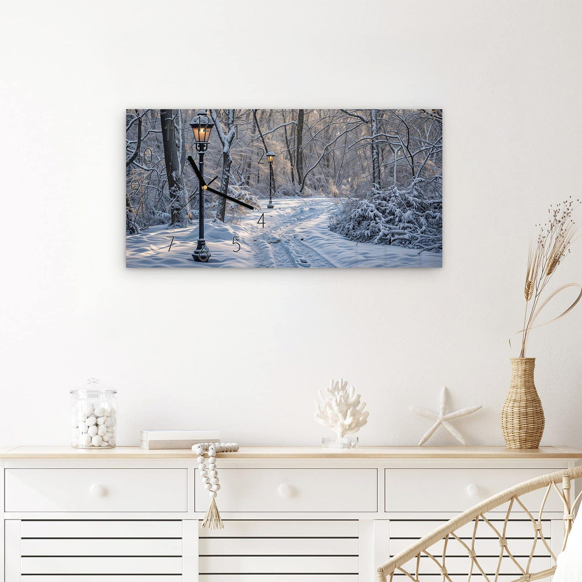 Wanduhr Verschneiter Waldweg aus Glas – Querformat 60 × 30 cm – Laternen am verschneiten Waldweg