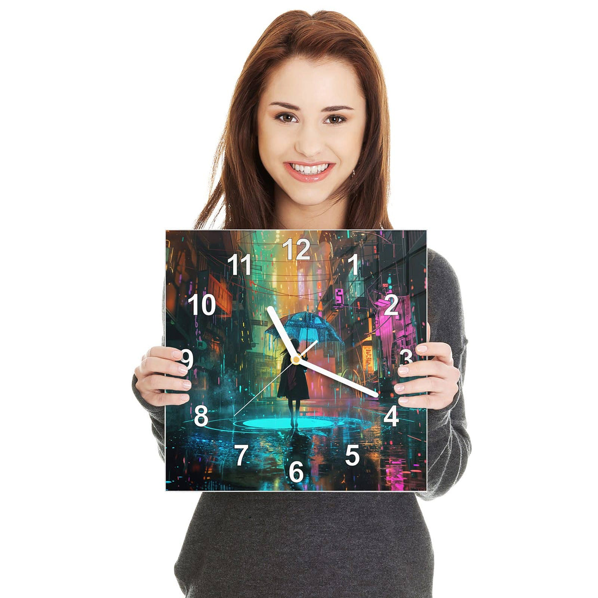 Quadratische Wanduhr aus Glas Frau im Neonregen in zwei Händen gehalten – Größenvergleich, 30 × 30 cm