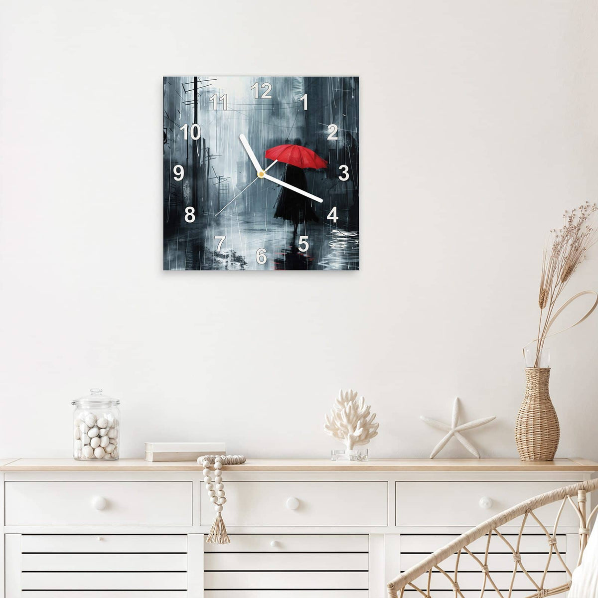 Quadratische Wanduhr aus Glas Roter Schirm im Regen mit Ziffernblatt Modern über einem weißen Sideboard