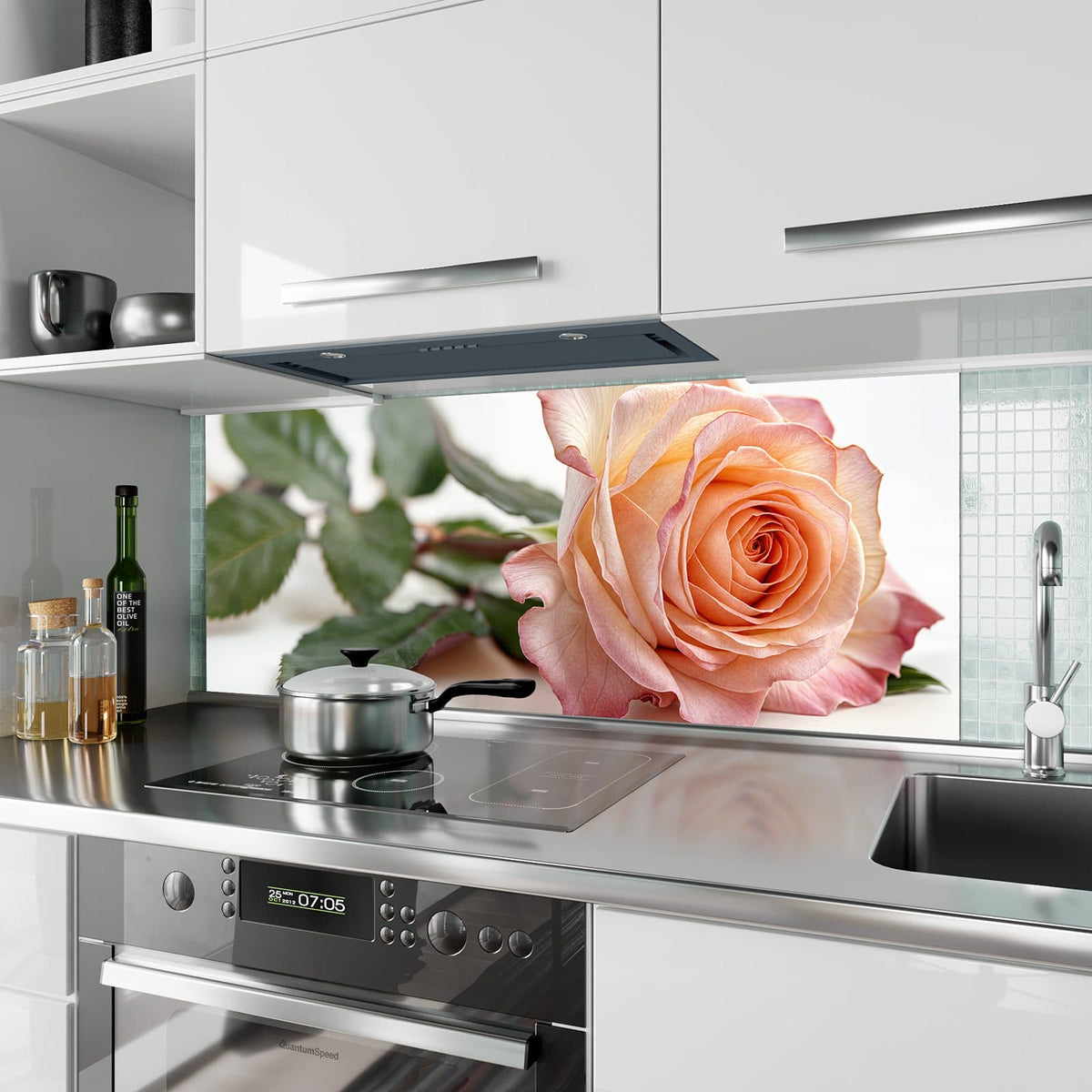 Küchenrückwand aus Glas Rose in Apricot im Hochformat als Spritzschutz hinter dem Kochfeld, über dem Fliesenspiegel montiert