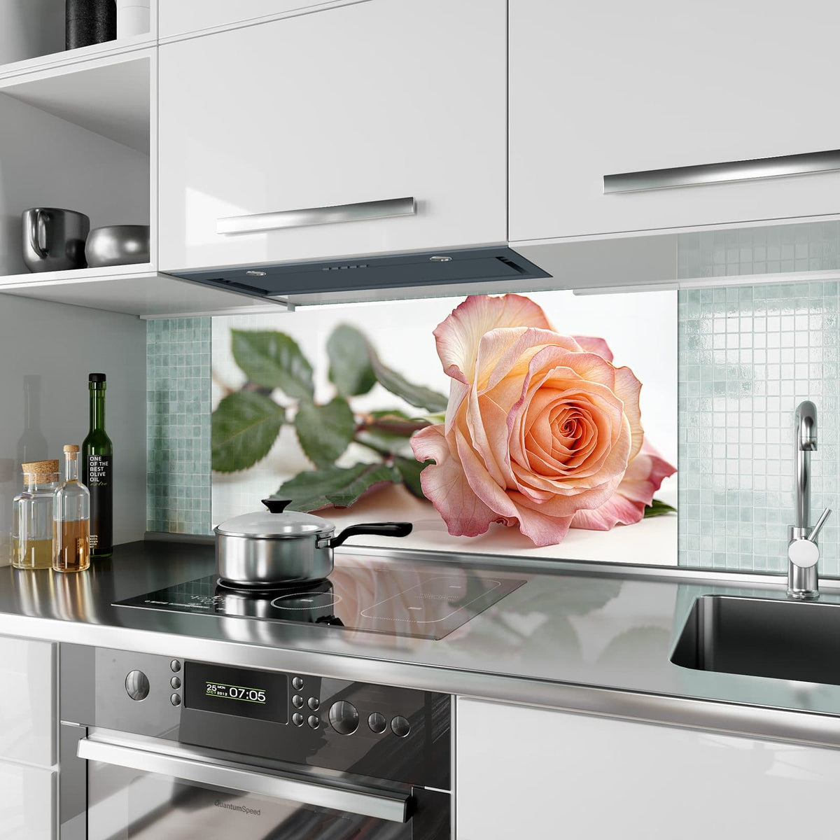 Küchenrückwand aus Glas Rose in Apricot im Hochformat als Spritzschutz hinter dem Kochfeld, über dem Fliesenspiegel montiert