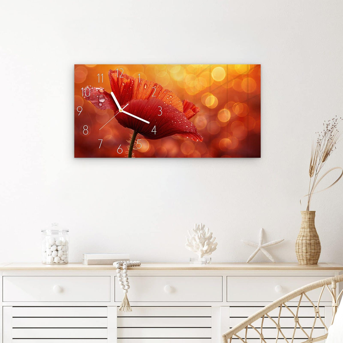Wanduhr Roter Blütentropfen aus Glas – Querformat 60 × 30 cm – Rote Blüte vor goldenem Bokeh