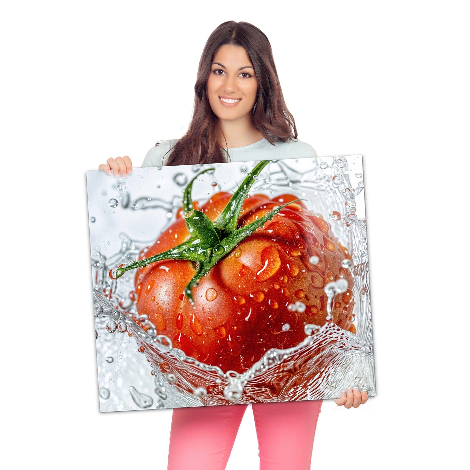 Herdschutzplatte mit Tomate im Wasser-Motiv wird zur Größendarstellung gehalten