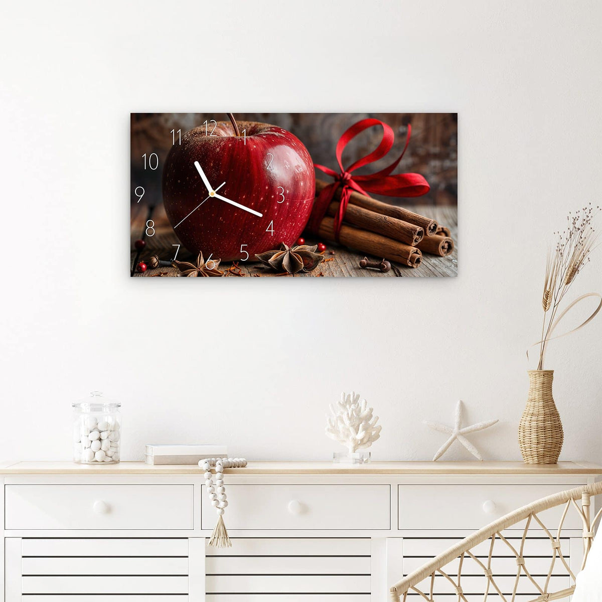 Wanduhr mit und Apfel aus Glas – Querformat 60 × 30 cm – Roter Apfel mit Zimtstangen