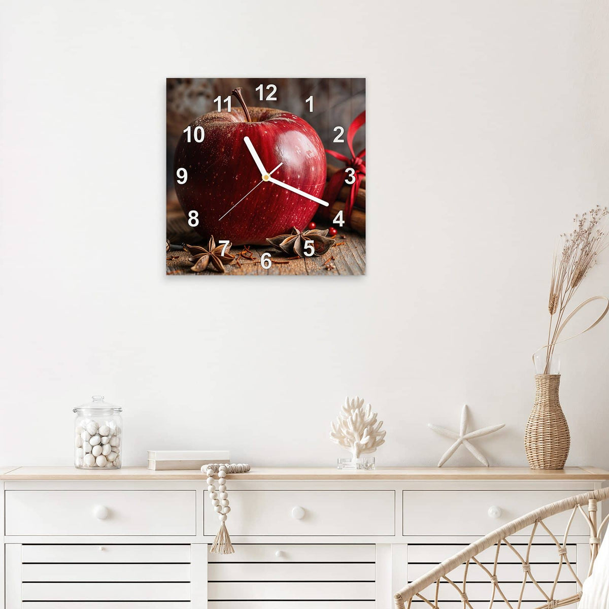 Quadratische Wanduhr aus Glas Zimt und Apfel mit Ziffernblatt Modern über einem weißen Sideboard