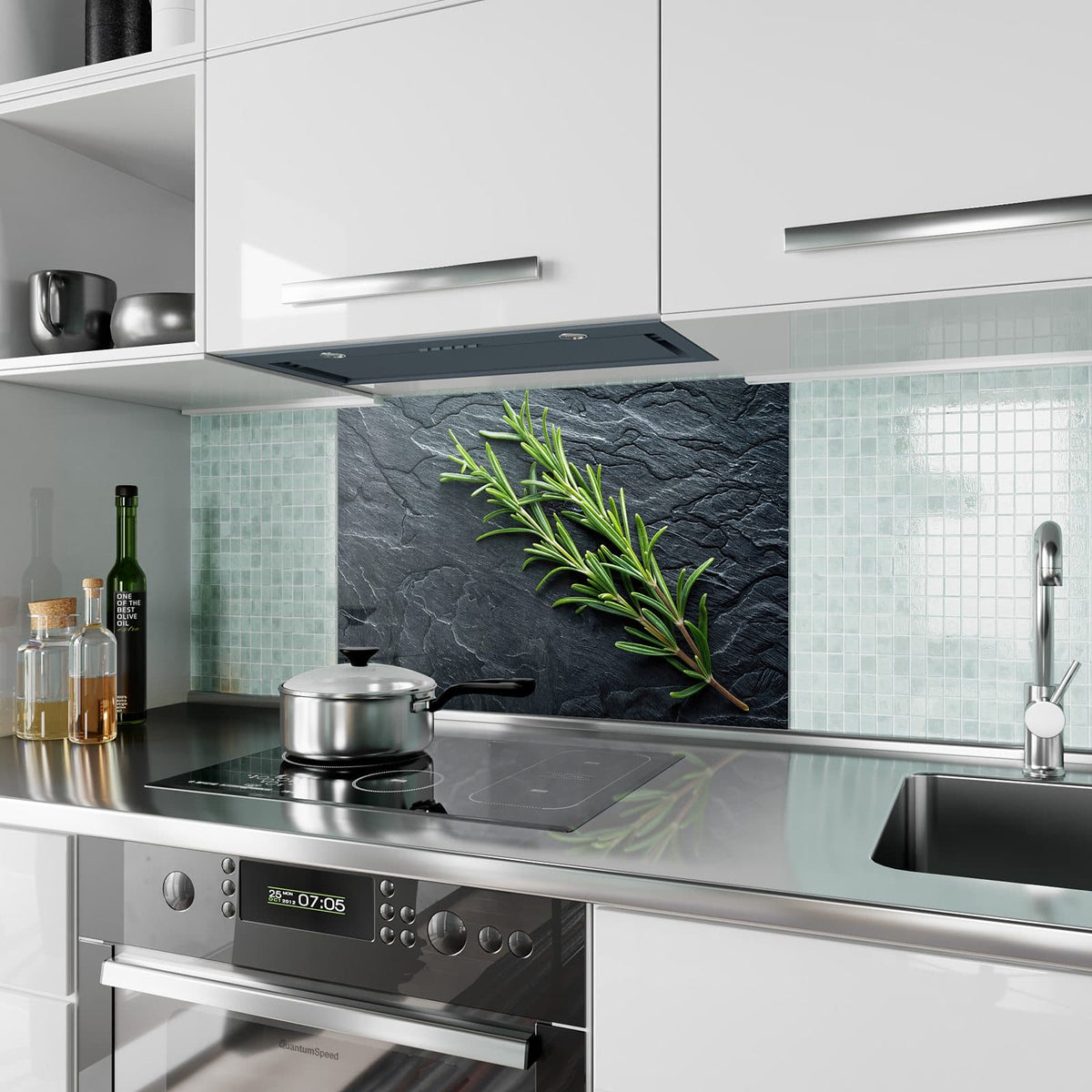 Küchenrückwand aus Glas Rosmarin auf Schiefer im Hochformat als Spritzschutz hinter dem Kochfeld, über dem Fliesenspiegel montiert