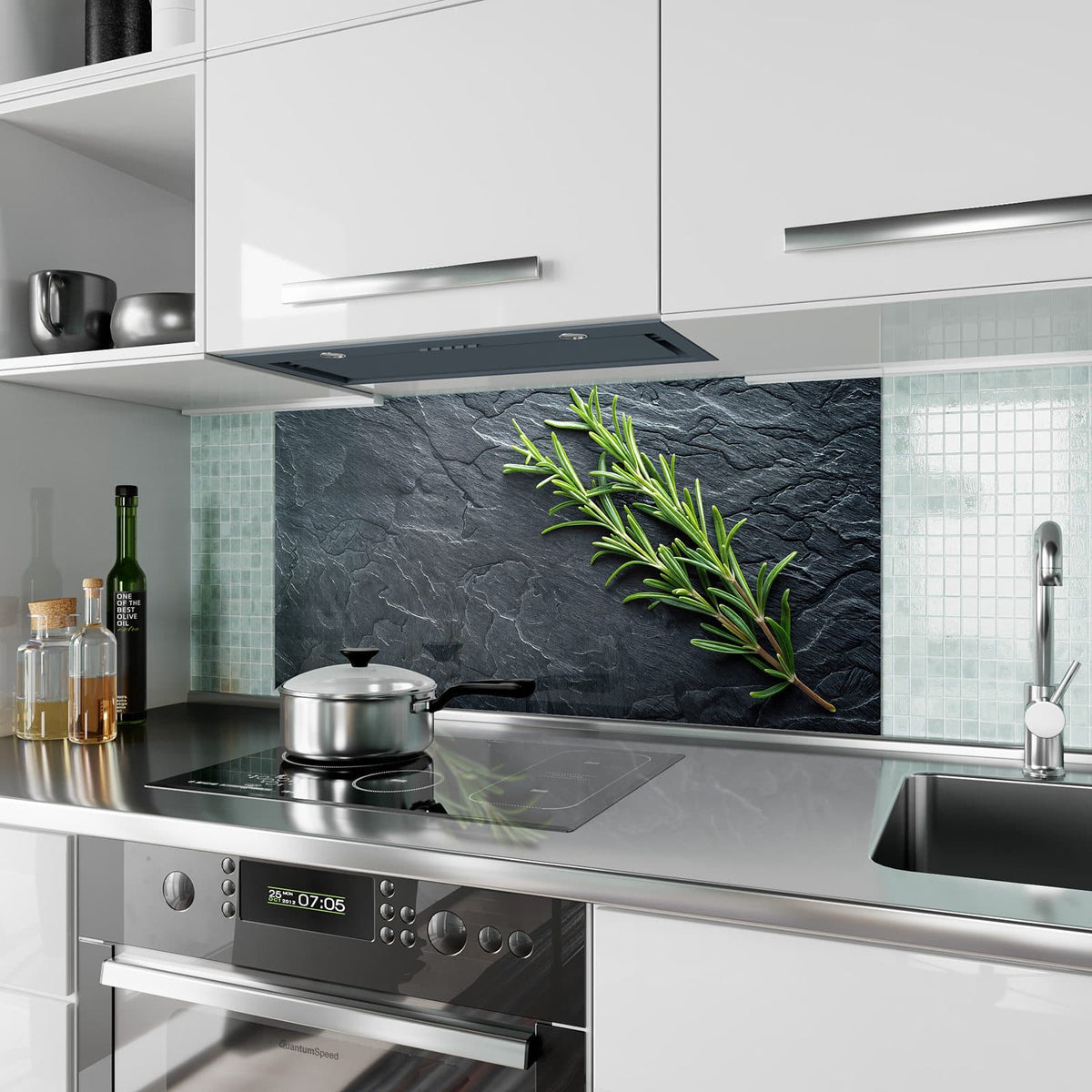 Küchenrückwand aus Glas Rosmarin auf Schiefer im Hochformat als Spritzschutz hinter dem Kochfeld, über dem Fliesenspiegel montiert