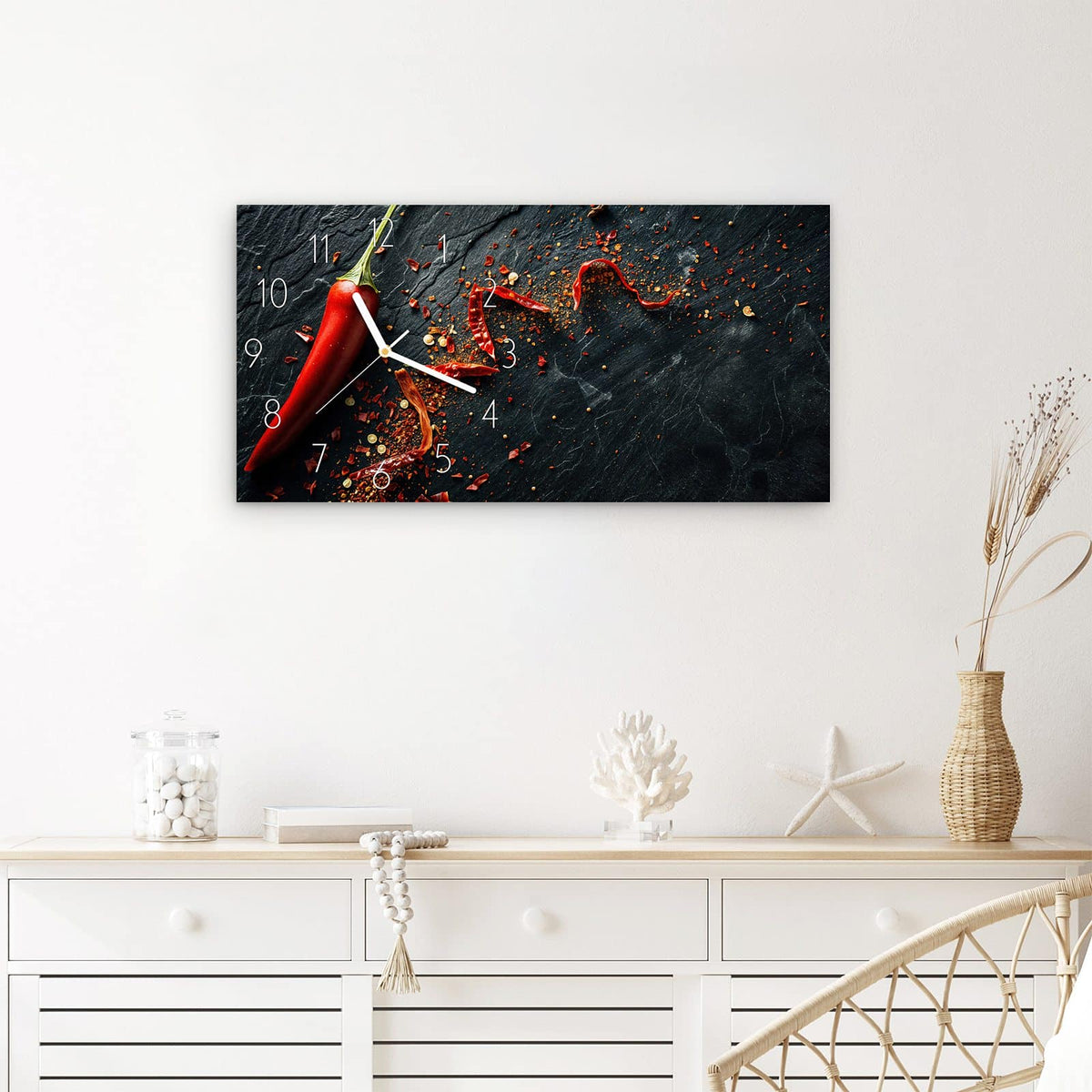 Wanduhr Chili Auf Schiefer aus Glas – Querformat 60 × 30 cm – Rote Chilischote auf dunklem Stein