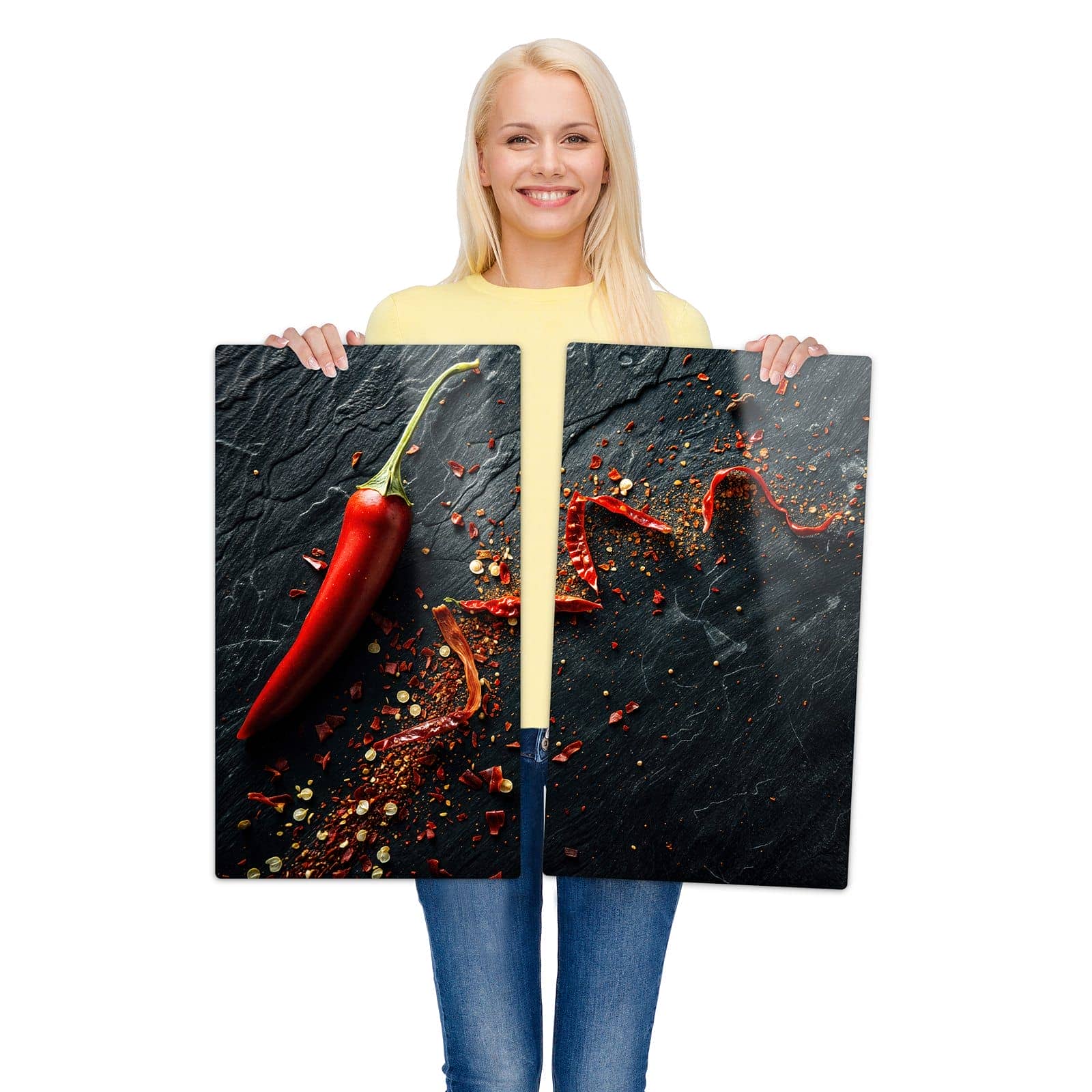 2-teilige Herdabdeckplatte mit Chili Auf Schiefer-Motiv wird zur Größendarstellung gehalten