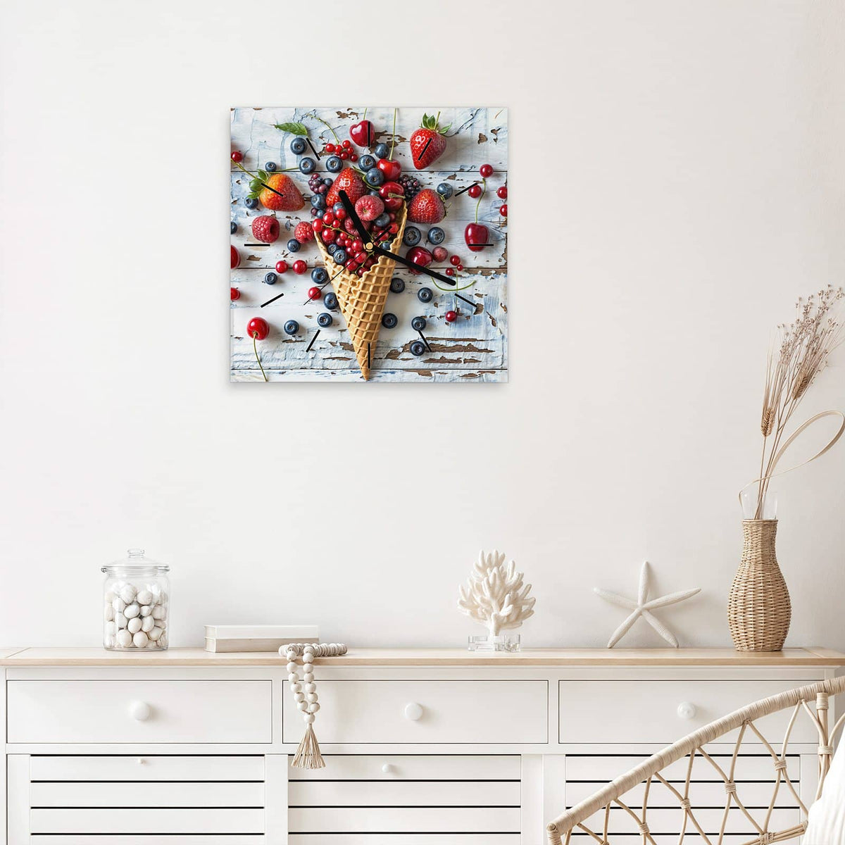 Quadratische Wanduhr aus Glas Beeren in der Eiswaffel mit Ziffernblatt Linie über einem weißen Sideboard