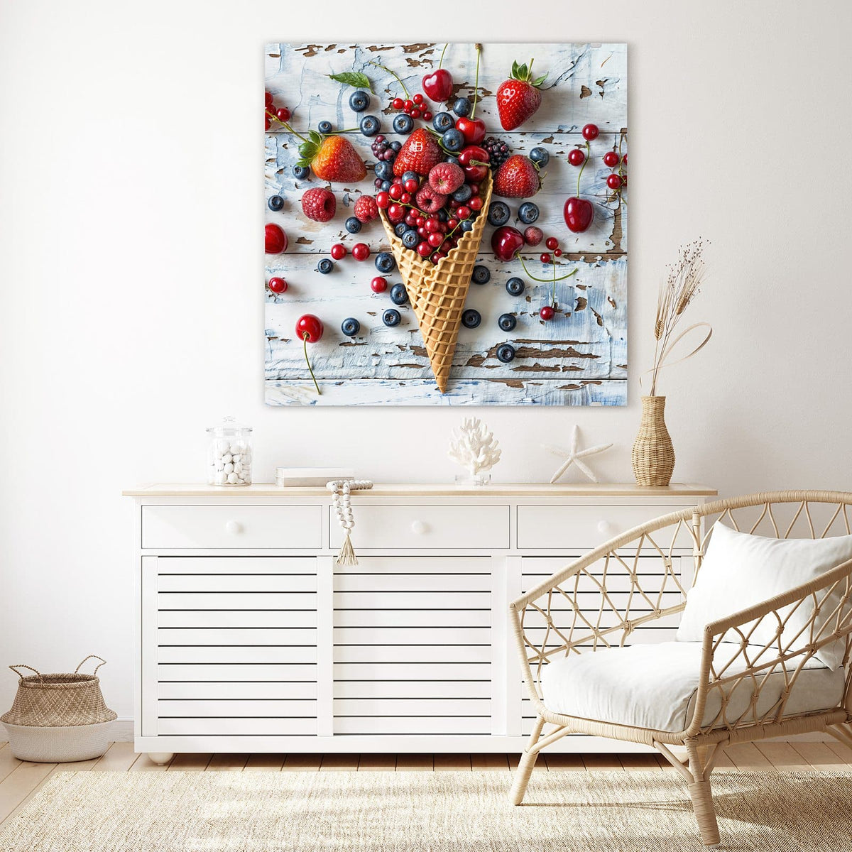 Glasbild Beeren in der Eiswaffel an der Wand – Waffeltüte gefüllt mit Erdbeeren, Blaubeeren, Johannisbeeren und Kirschen auf weißem Holz