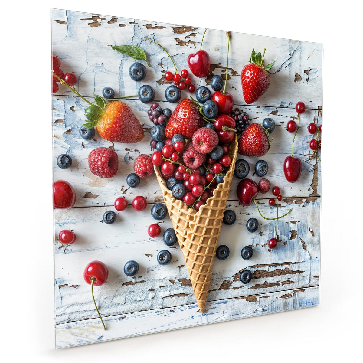 Küchenrückwand aus Glas im quadratischen Format mit Motiv Beeren in der Eiswaffel: Waffeltüte gefüllt mit Erdbeeren, Blaubeeren #grösse_40 x 40 cm #grösse_50 x 50 cm #grösse_60 x 60 cm