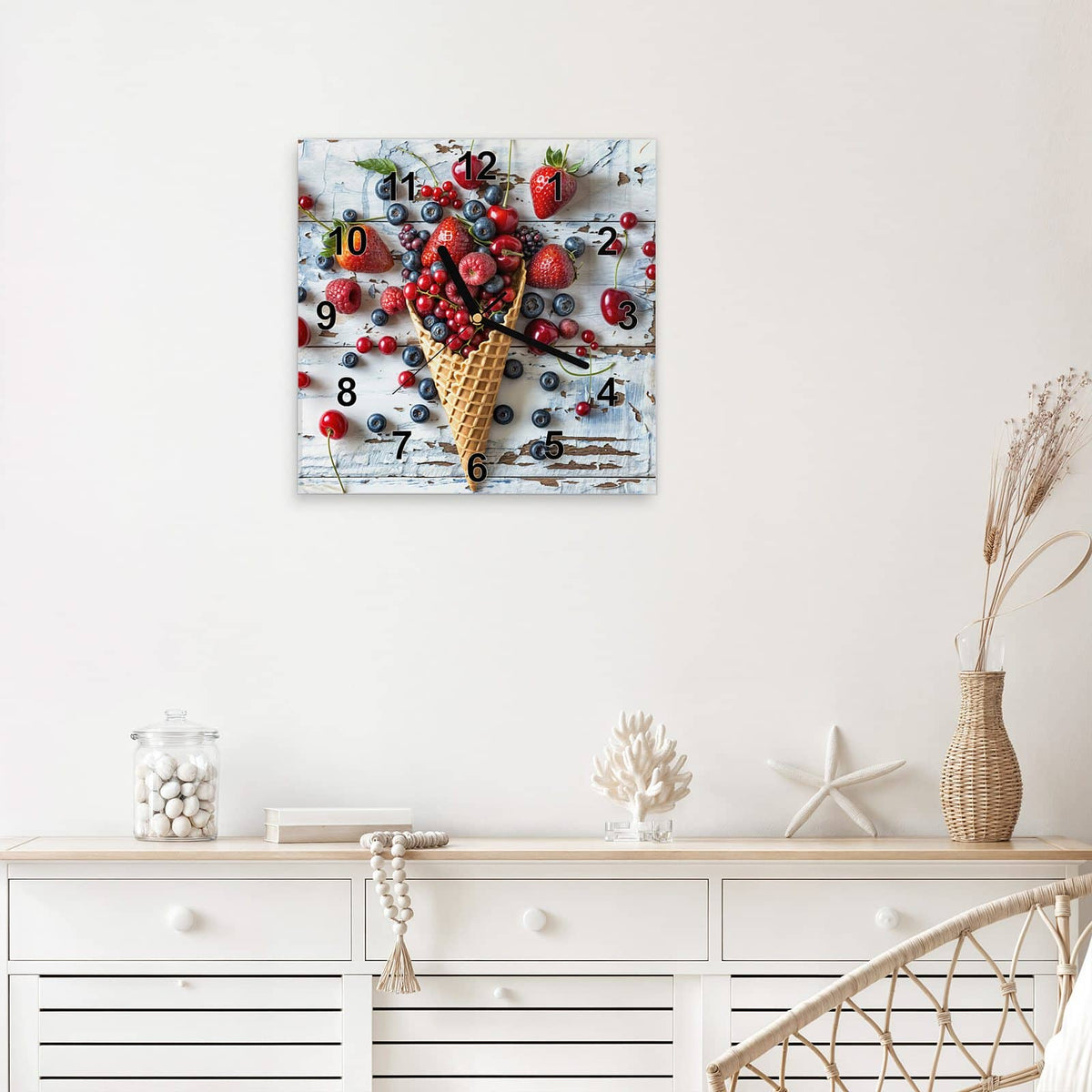 Quadratische Wanduhr aus Glas Beeren in der Eiswaffel mit Ziffernblatt Modern über einem weißen Sideboard