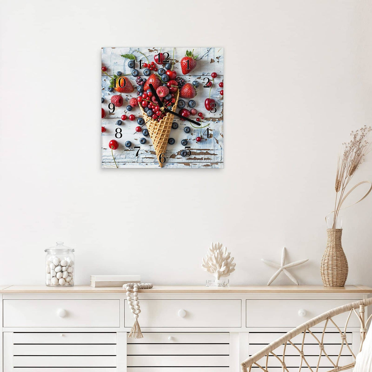 Quadratische Wanduhr aus Glas Beeren in der Eiswaffel mit Ziffernblatt Klassisch über einem weißen Sideboard