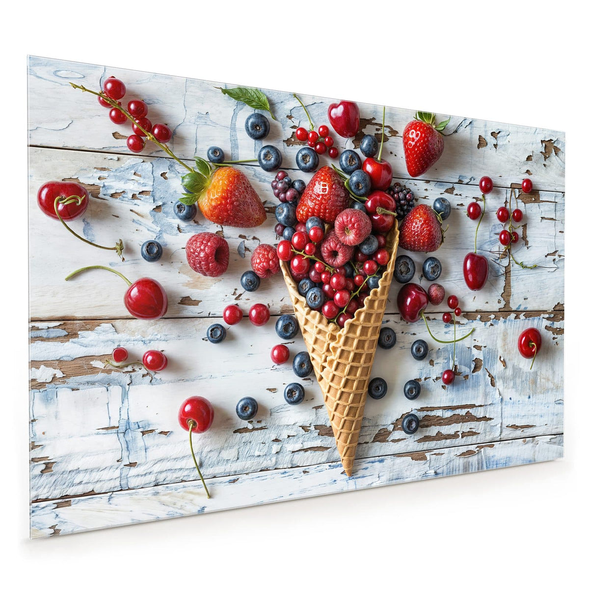 Küchenrückwand aus Glas im Hochformat mit Motiv Beeren in der Eiswaffel: Waffeltüte gefüllt mit Erdbeeren, Blaubeeren