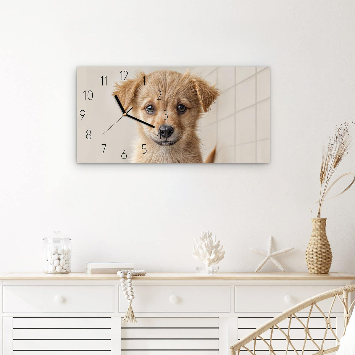 Wanduhr Welpenbilde aus Glas – Querformat 60 × 30 cm – Flauschiger Welpe vor Beige