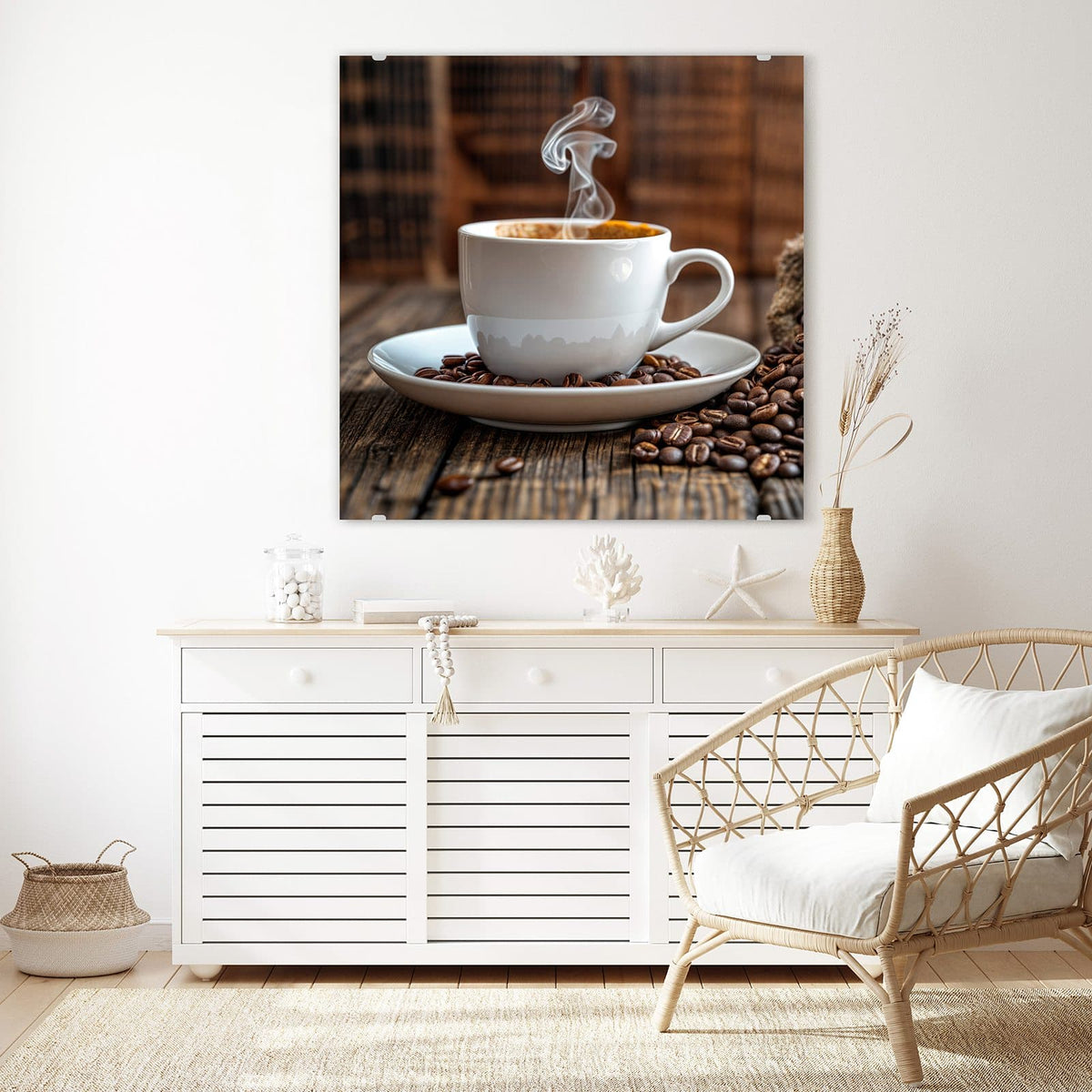 Glasbild Dampfende Tasse Kaffee an der Wand – Weiße Tasse mit dampfendem Kaffee auf einer Untertasse voller Bohnen vor rustikalem Holz