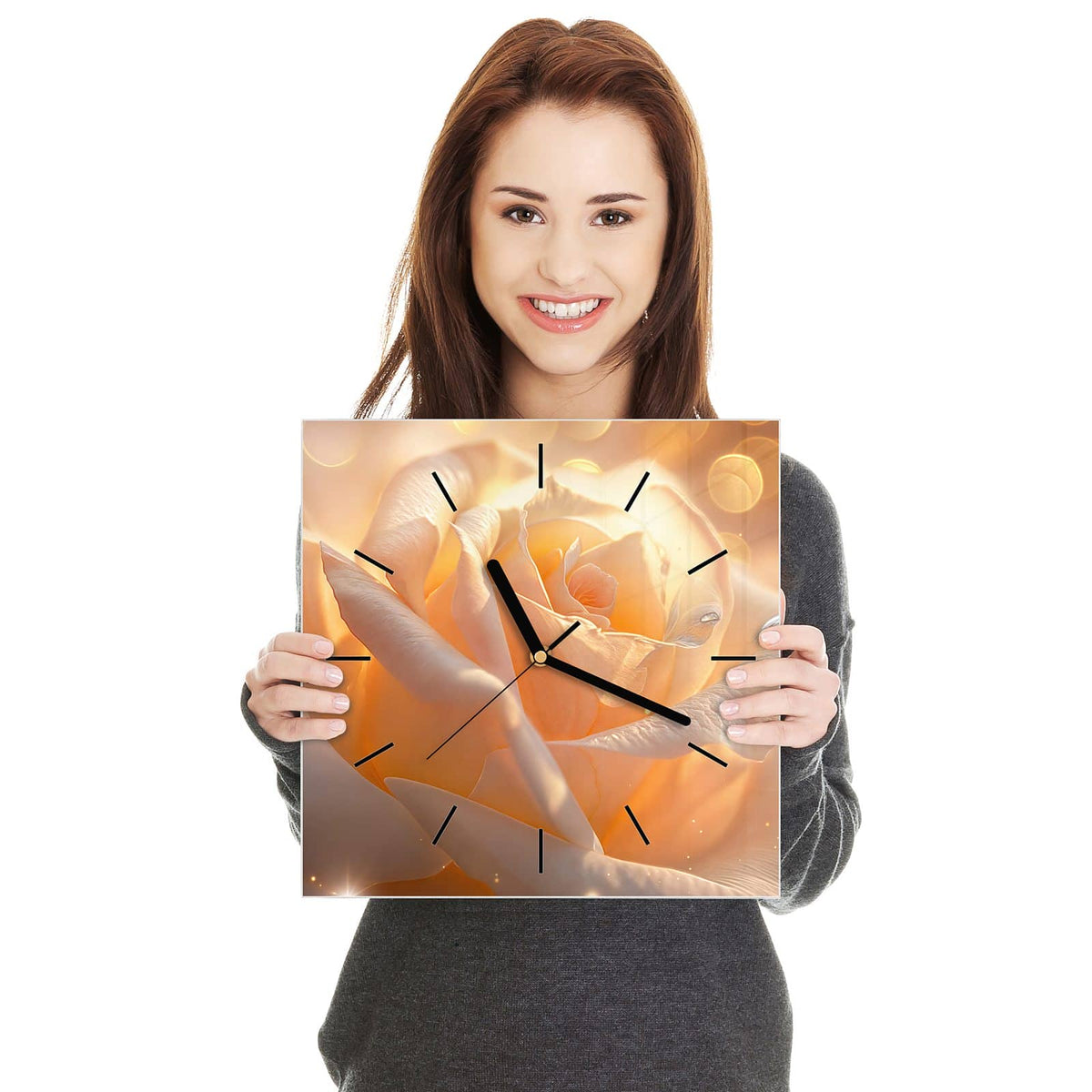 Quadratische Wanduhr aus Glas Apricotfarbene Rose in zwei Händen gehalten – Größenvergleich, 30 × 30 cm