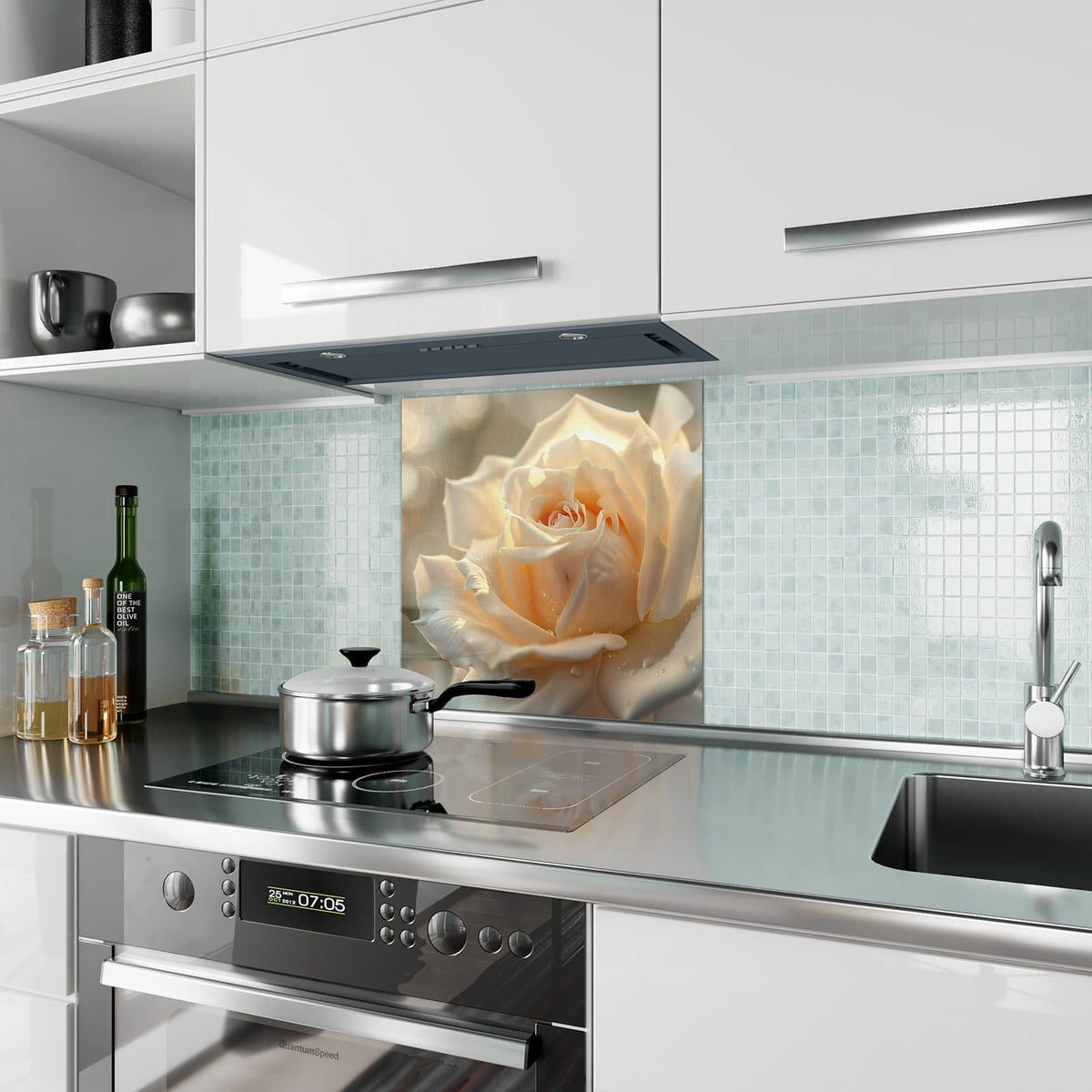 Küchenrückwand aus Glas Rose mit Wassertropfen im quadratischen Format als Spritzschutz hinter dem Kochfeld, über dem Fliesenspiegel montiert