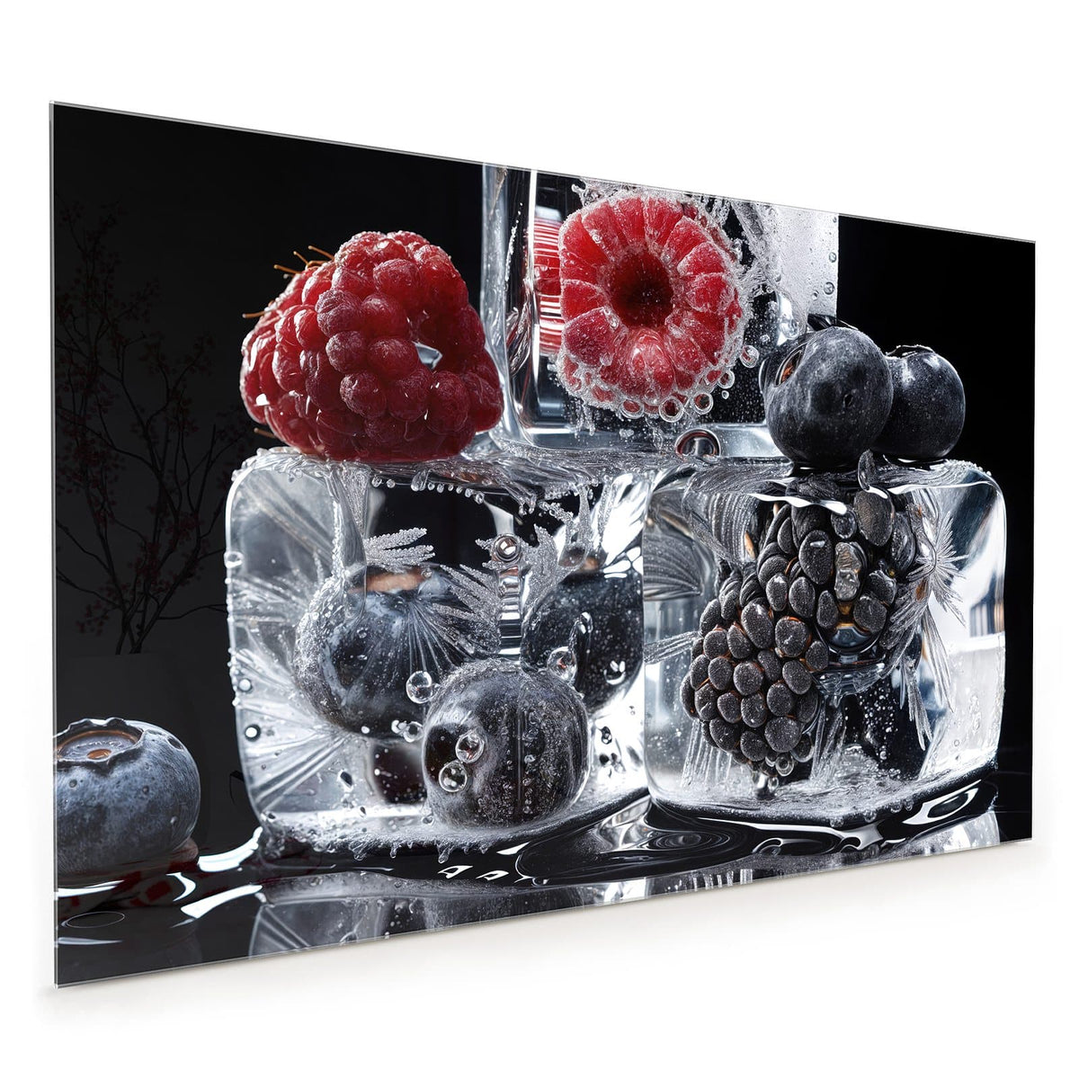 Küchenrückwand aus Glas im Hochformat mit Motiv Beeren auf Schwarz: Himbeere, Blaubeeren und Brombeere in Eiswürfeln vor tiefschwarzem Grund