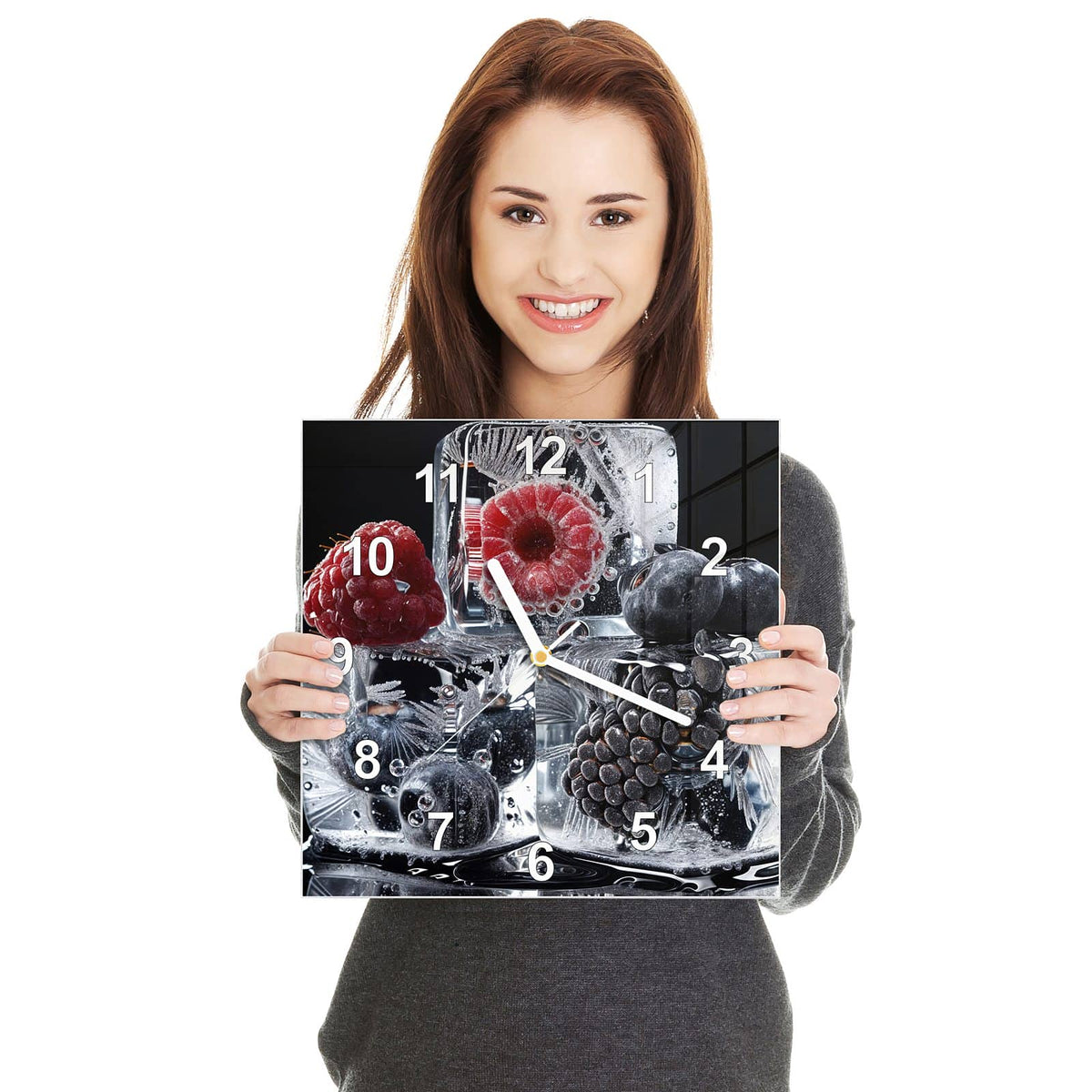 Quadratische Wanduhr aus Glas Beeren auf Schwarz in zwei Händen gehalten – Größenvergleich, 30 × 30 cm