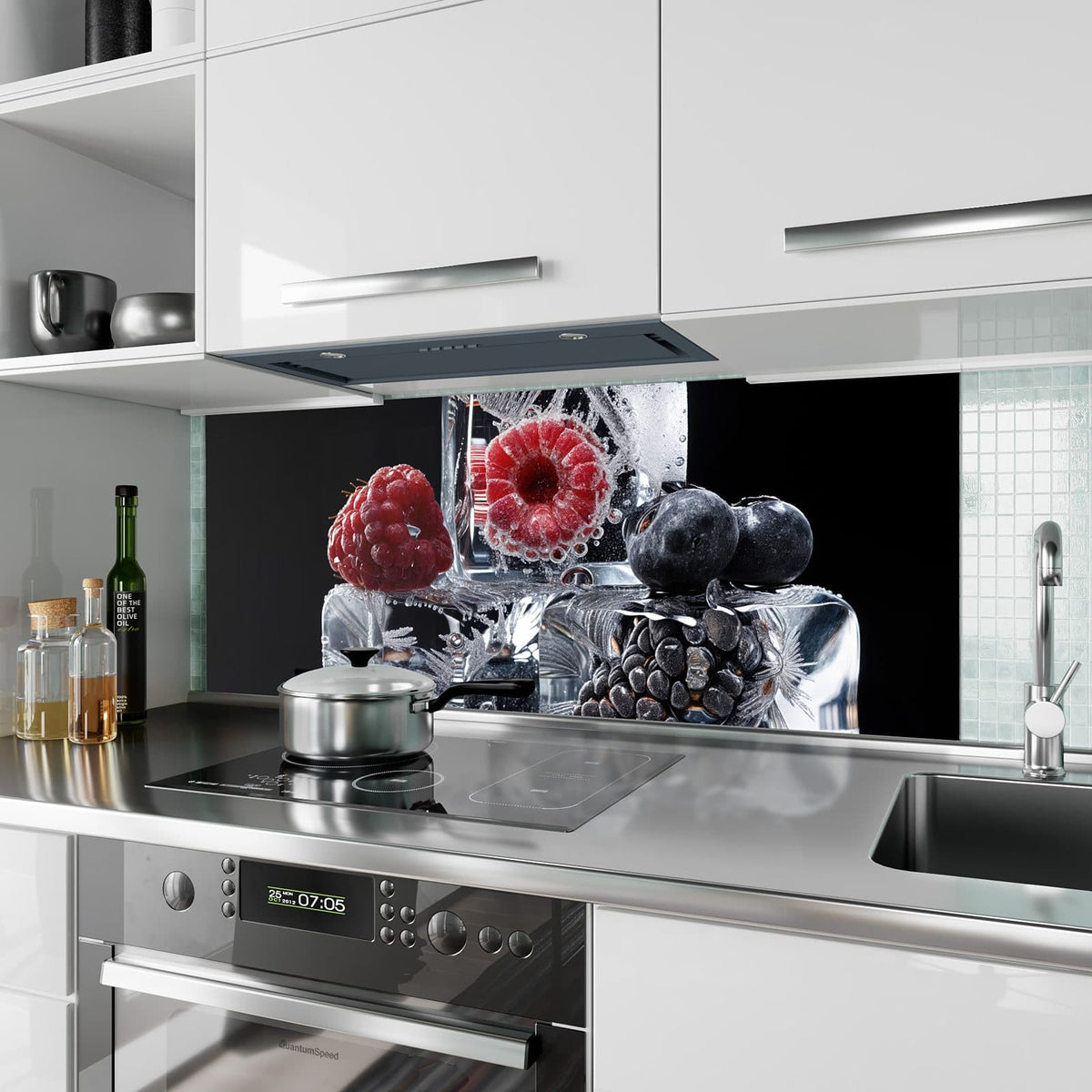 Küchenrückwand aus Glas Beeren auf Schwarz im Hochformat als Spritzschutz hinter dem Kochfeld, über dem Fliesenspiegel montiert