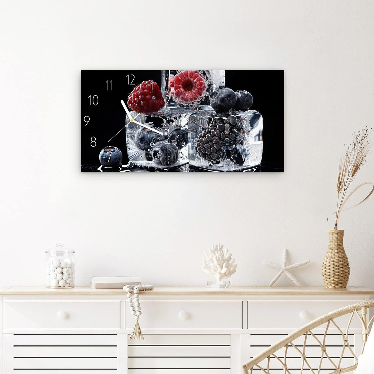 Wanduhr Gefrorene Früchte aus Glas – Querformat 60 × 30 cm – Beeren in Eiswürfeln auf Schwarz