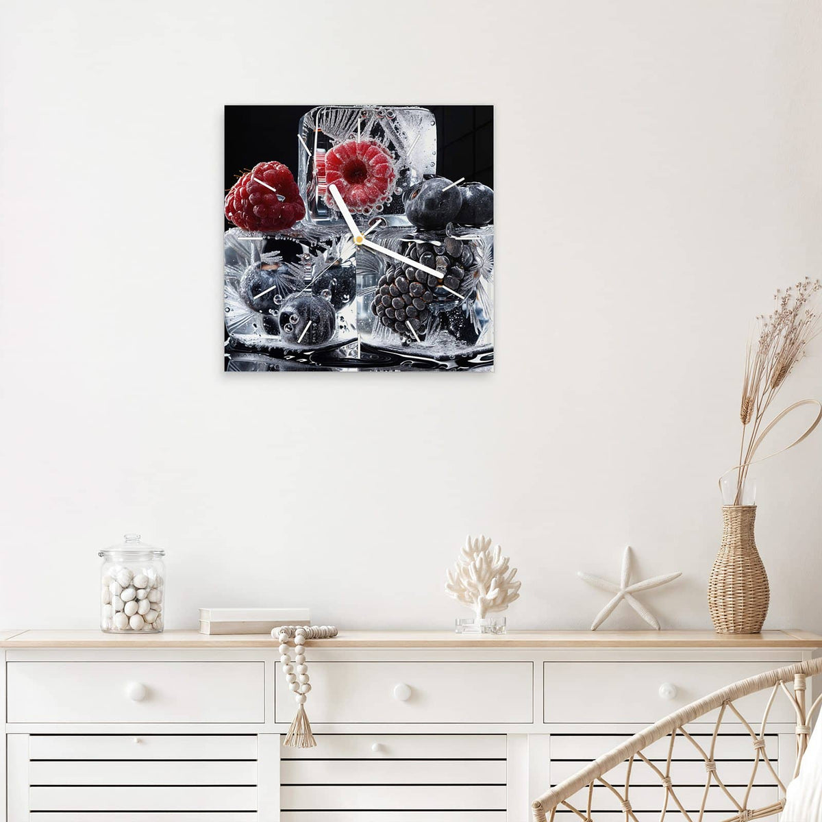 Quadratische Wanduhr aus Glas Beeren auf Schwarz mit Ziffernblatt Linie über einem weißen Sideboard