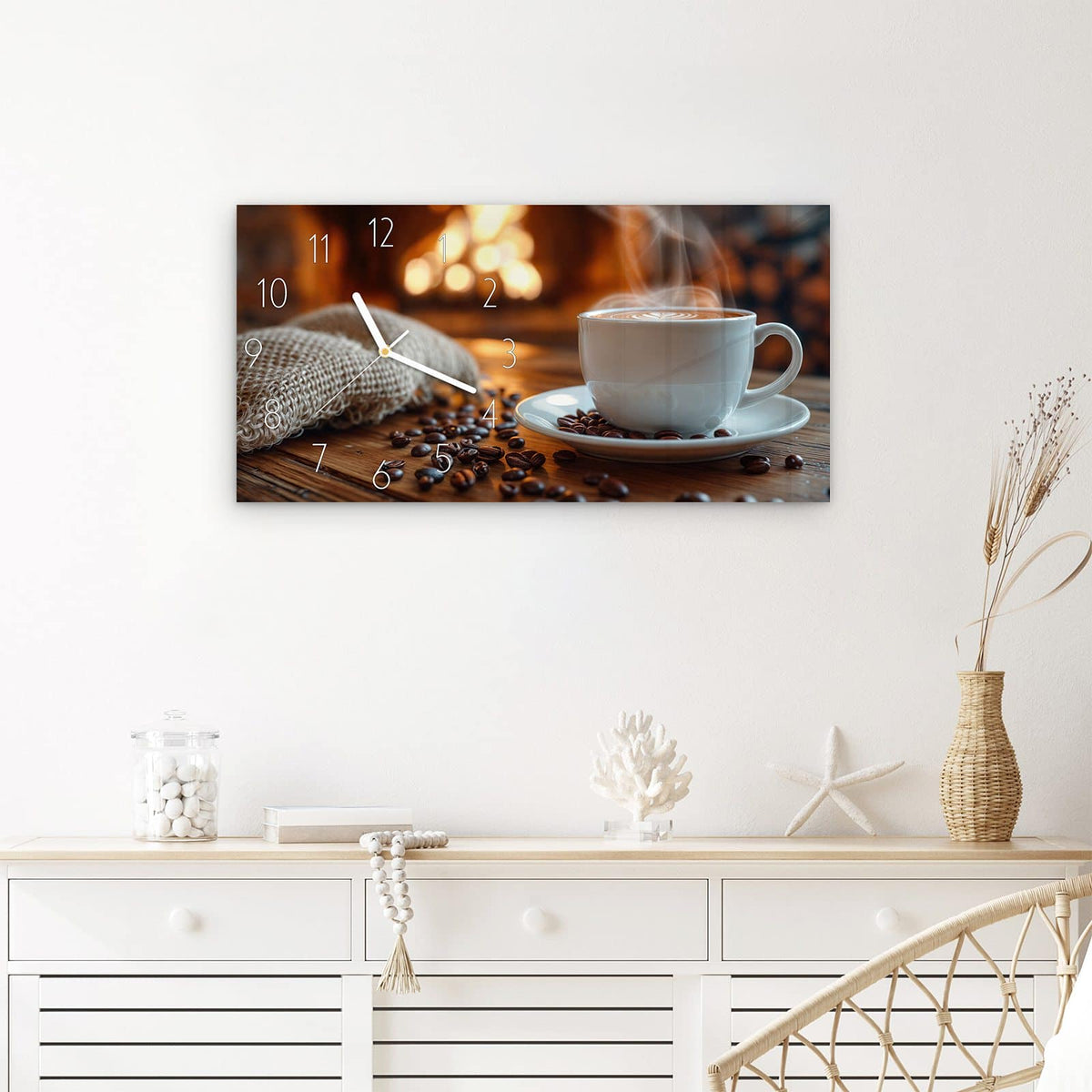 Wanduhr Gemütliche Kaffeepause aus Glas – Querformat 60 × 30 cm – Dampfender Kaffee vor Kaminfeuer