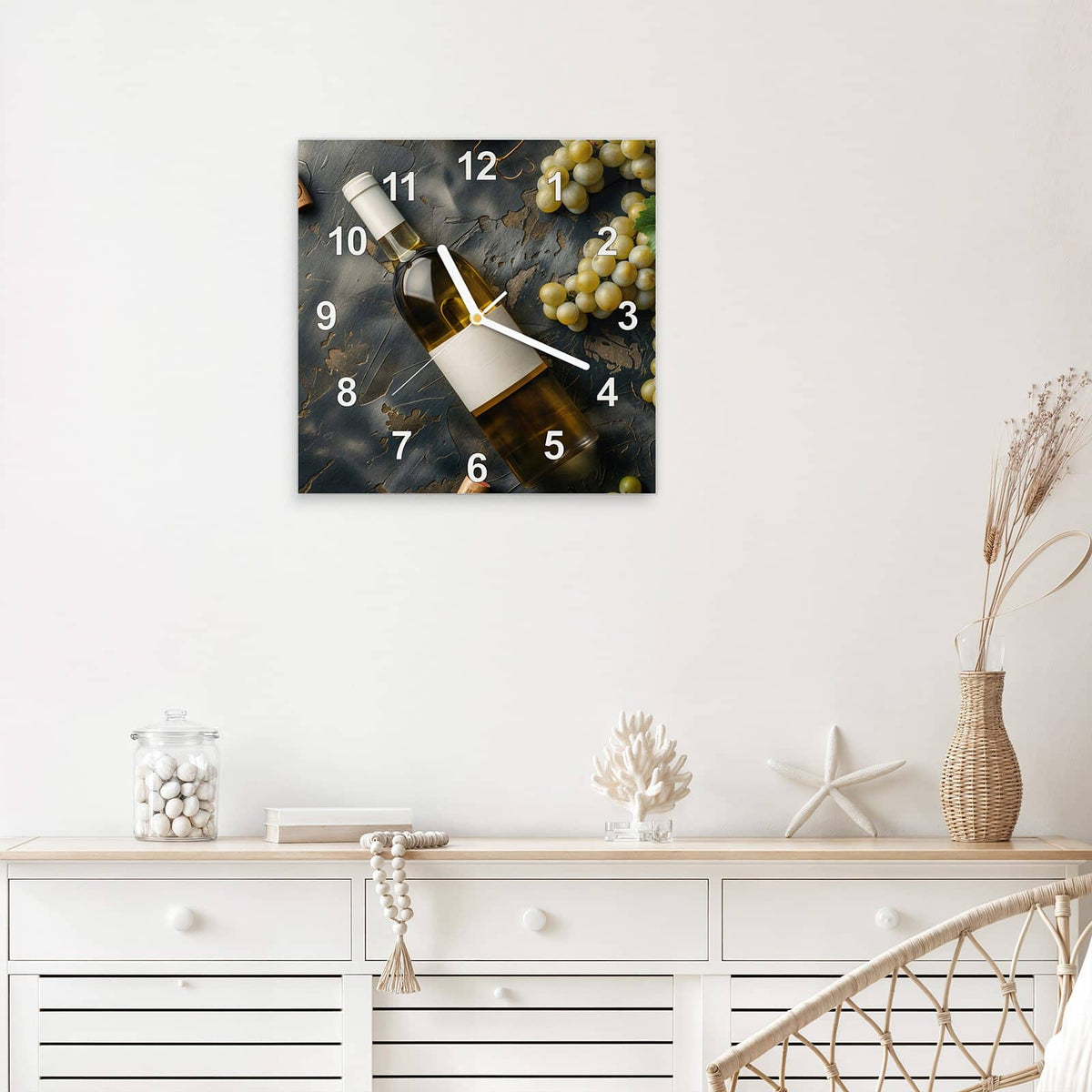 Quadratische Wanduhr aus Glas Weißwein mit Trauben mit Ziffernblatt Modern über einem weißen Sideboard
