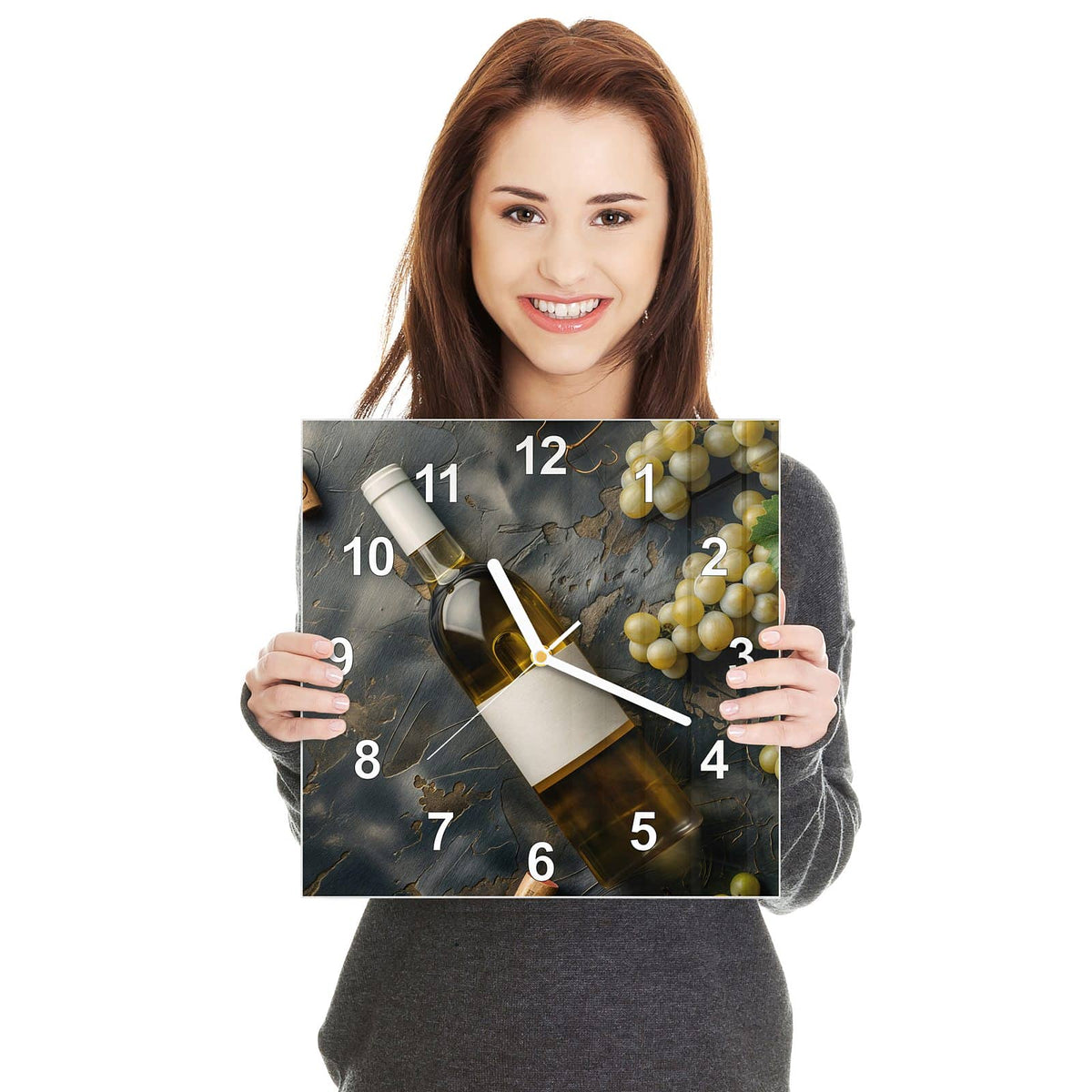 Quadratische Wanduhr aus Glas Weißwein mit Trauben in zwei Händen gehalten – Größenvergleich, 30 × 30 cm