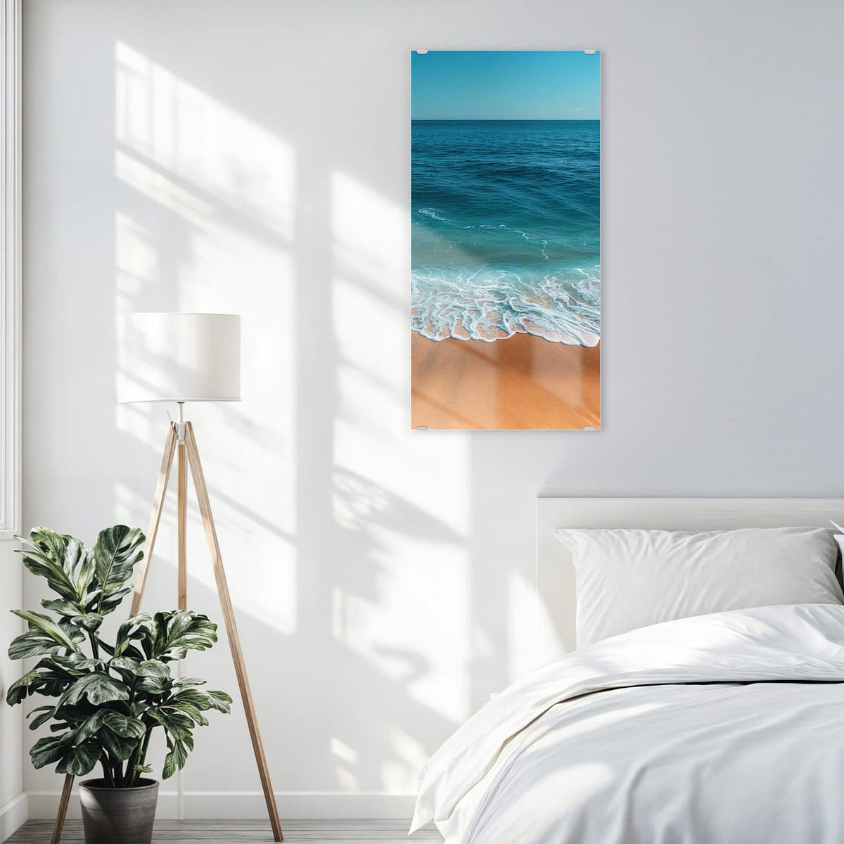 Wandbild aus Glas Azurblaues Meer über einem Bett im hellen Schlafzimmer