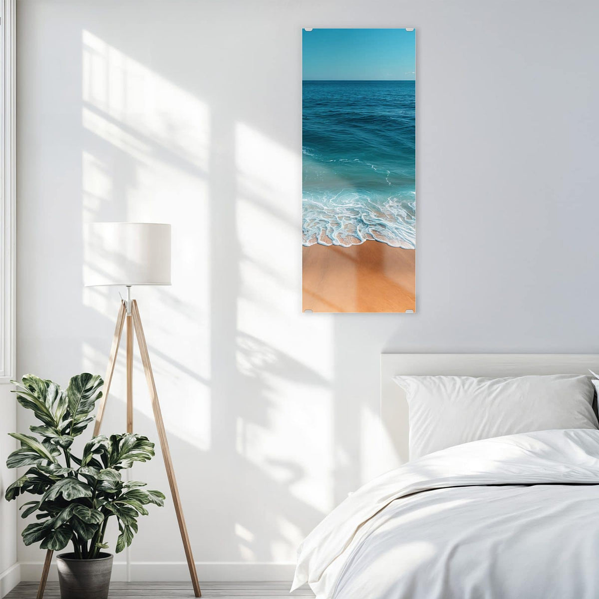 Wandbild aus Glas Azurblaues Meer über einem Bett im hellen Schlafzimmer
