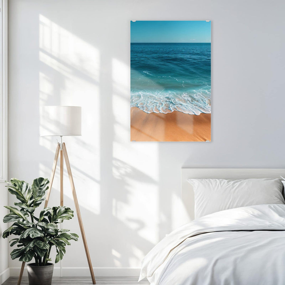 Wandbild aus Glas Azurblaues Meer über einem Bett im hellen Schlafzimmer